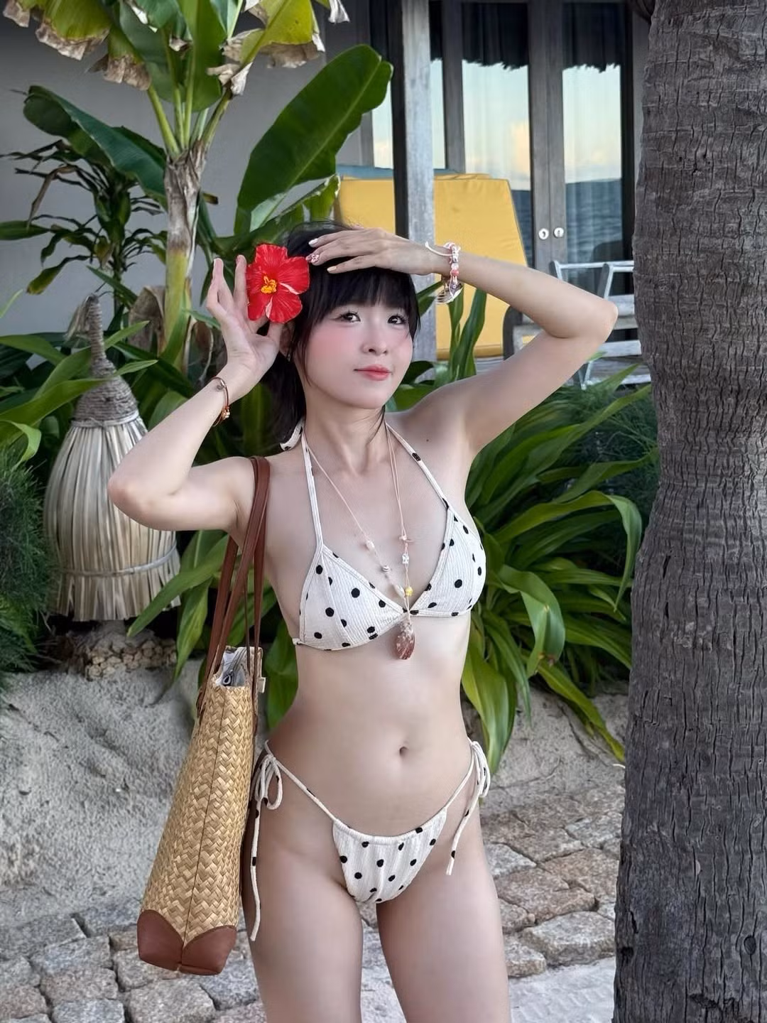 Trong những bức ảnh được đăng tải, Thúy Kiều lựa chọn bộ bikini hai mảnh với họa tiết chấm bi đen trên nền trắng, mang đến vẻ vừa trẻ trung, năng động lại vừa cổ điển, quyến rũ. Họa tiết chấm bi năm nay cũng được ứng dụng nhiều trong các thiết kế váy vóc, bikini.