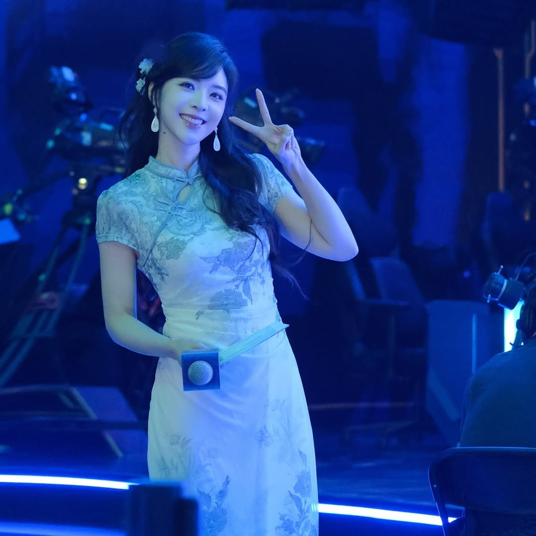 Không chỉ sở hữu ngoại hình "hút hồn", Candice còn được đánh giá cao nhờ kiến thức sâu rộng về LMHT và khả năng dẫn dắt, phỏng vấn lưu loát bằng cả tiếng Trung và tiếng Anh. (Ảnh: IGNV)