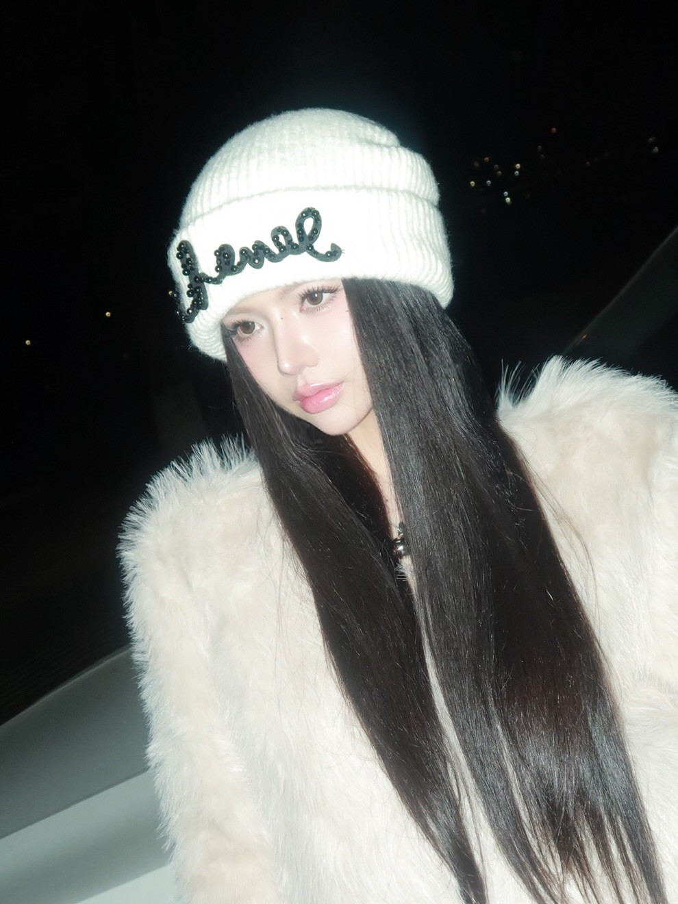 Trong loạt ảnh, Ciin lựa chọn phong cách thời trang mang hơi hướng Y2K. Điểm đặc biệt trong phong cách này chính là cách cô nàng phối hợp các item tưởng chừng đối lập nhưng lại tạo nên một tổng thể vô cùng hài hòa, đậm chất đường phố nhưng cũng đầy sang chảnh. (Ảnh: IGNV)