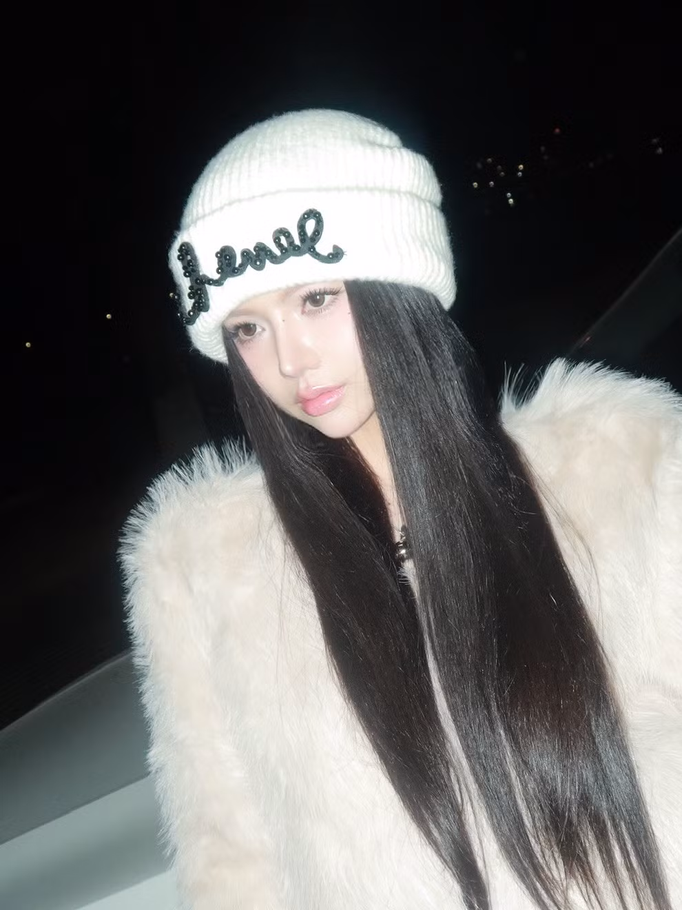 Trong loạt ảnh, Ciin lựa chọn phong cách thời trang mang hơi hướng Y2K. Điểm đặc biệt trong phong cách này chính là cách cô nàng phối hợp các item tưởng chừng đối lập nhưng lại tạo nên một tổng thể vô cùng hài hòa, đậm chất đường phố nhưng cũng đầy sang chảnh. (Ảnh: IGNV)