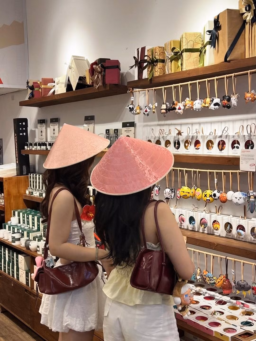 Không chỉ mang đi du lịch, nhiều bạn trẻ còn mang nón lá trong các buổi cafe, gặp gỡ nhẹ nhàng với bạn bè.