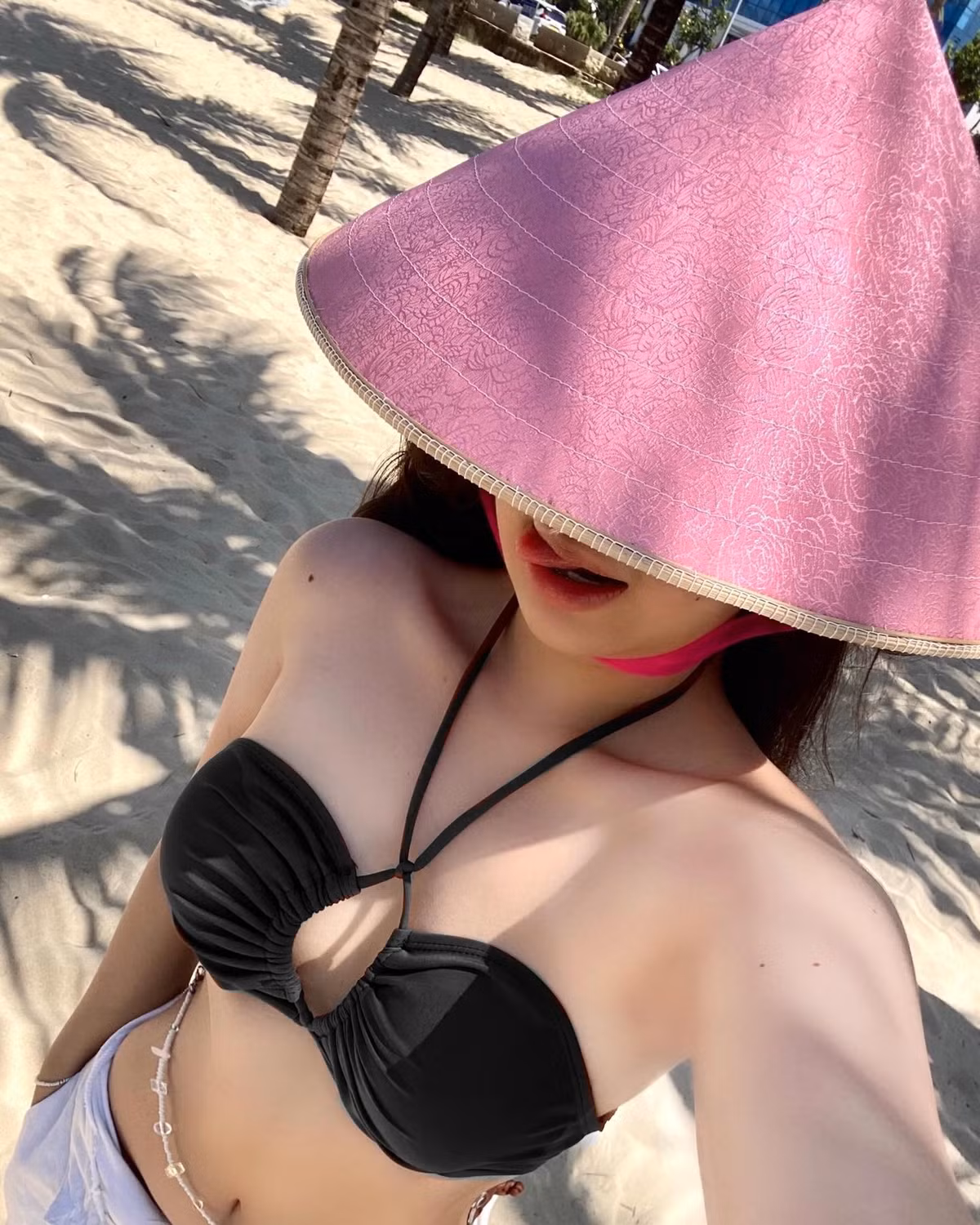 Nón lá nhiều màu như một lời mời nhẹ nhàng, cho phép các bạn trẻ bày tỏ cá tính riêng mà vẫn giữ được nét đẹp văn hóa dân tộc. Một chiếc nón lá màu hồng pastel có thể âm thầm hoàn thiện vẻ đẹp vintage nữ tính, trong khi sắc xanh lá non lại như hòa mình vào phong cách tự nhiên, tươi trẻ.