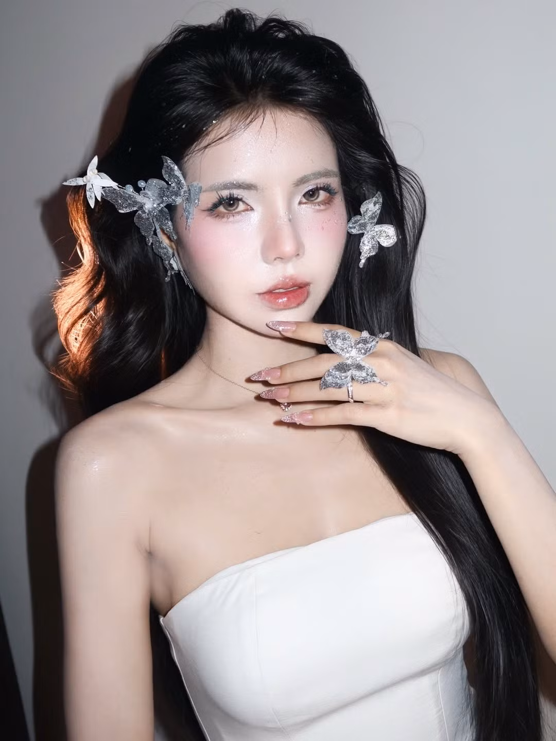 Trong những hình ảnh được đăng tải lên trang cá nhân, Mai Dora theo đuổi phong cách vừa mạnh mẽ, cá tính nhưng cũng không kém phần sang trọng, gợi cảm.(Ảnh: IGNV)