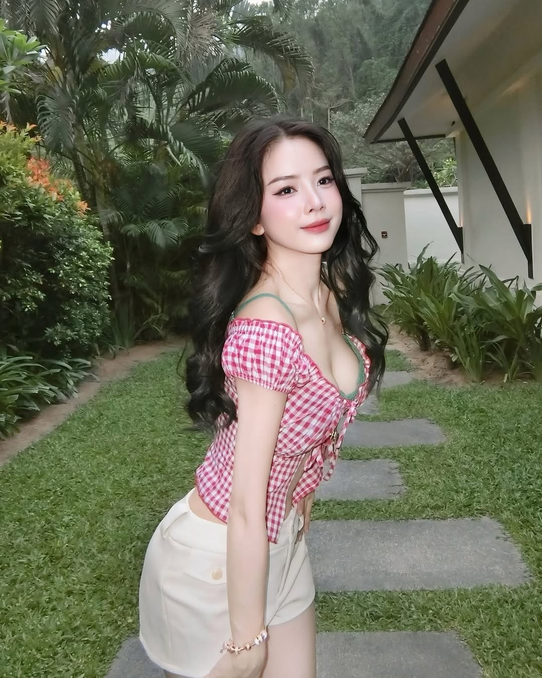 Trước mỗi đêm diễn, DJ Mie (tên thật là Trương Tiểu My) thường sẽ đăng tải hình ảnh kèm với dòng "hẹn hò" fan trên trang cá nhân của mình. Mới đây, cô nàng khiến người hâm mộ, đặc biệt là hội "nightlife" vô cùng thích thú khi hẹn fan tại một câu lạc bộ đêm khá có tiếng, kèm theo đó là loạt ảnh đời thường xinh hút hồn.