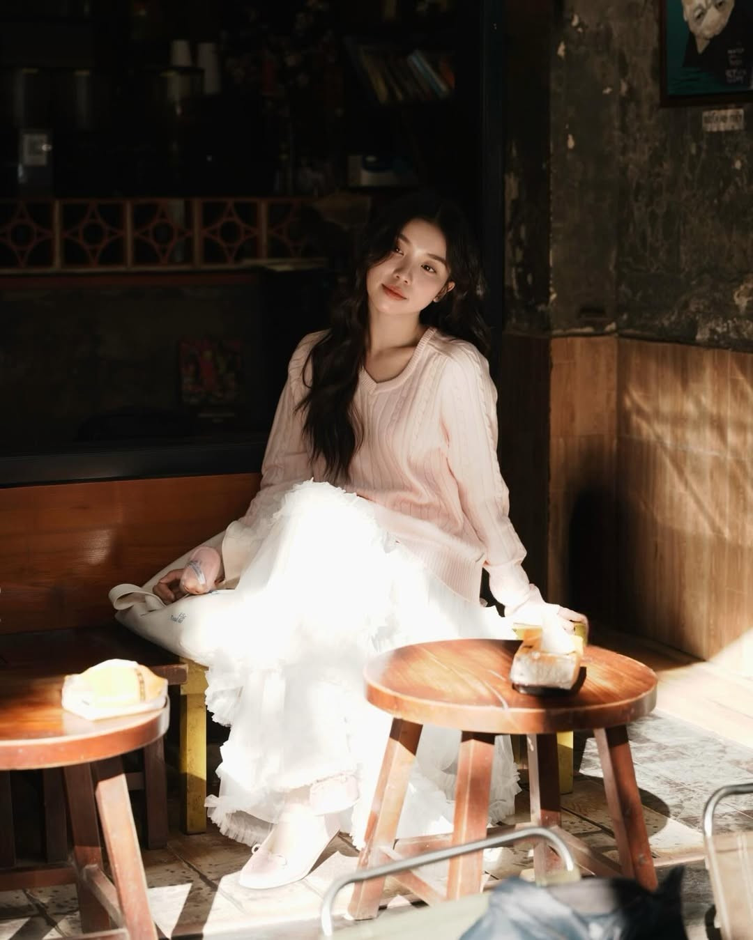 Trịnh Hà Vi bắt đầu được biết đến rộng rãi từ khi gia nhập Schannel. Với lối dẫn dắt tự nhiên, giọng nói truyền cảm và nụ cười "tỏa nắng", cô nhanh chóng trở thành gương mặt quen thuộc với người hâm mộ. (Ảnh: IGNV)