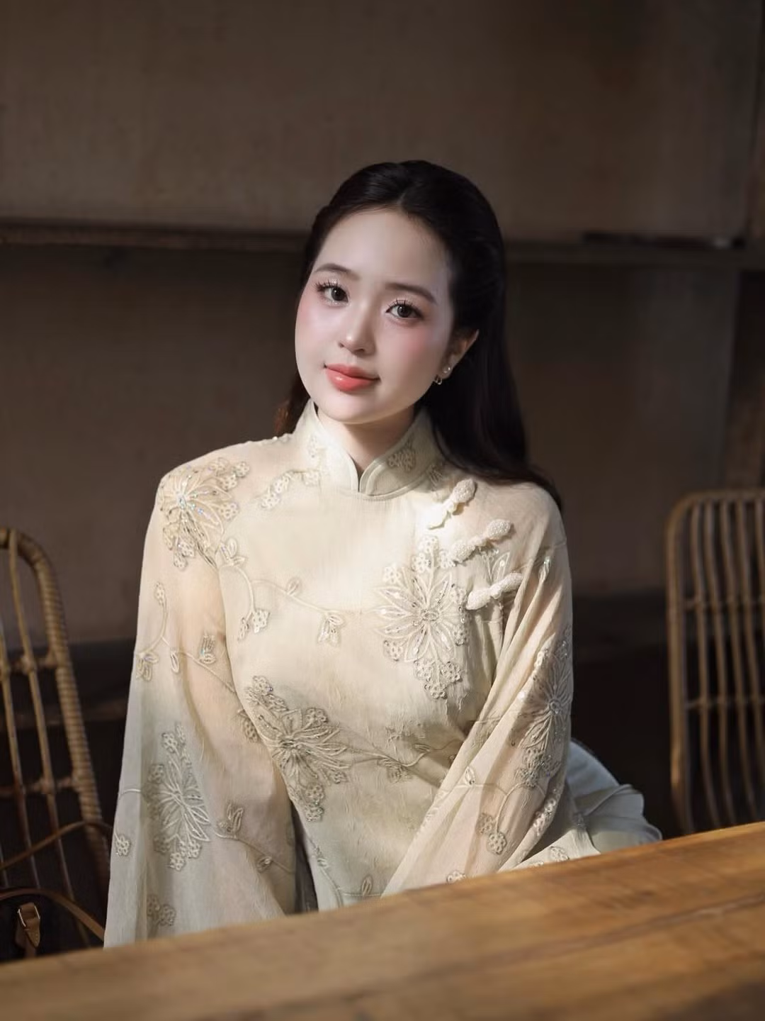 Trong loạt ảnh mới, Lê Phương Anh lựa chọn thiết kế áo dài tông màu xanh cốm nhạt - một sắc màu gợi nhắc đến sự thanh tao và hơi thở của mùa xuân Hà Nội. (Ảnh: IGNV)