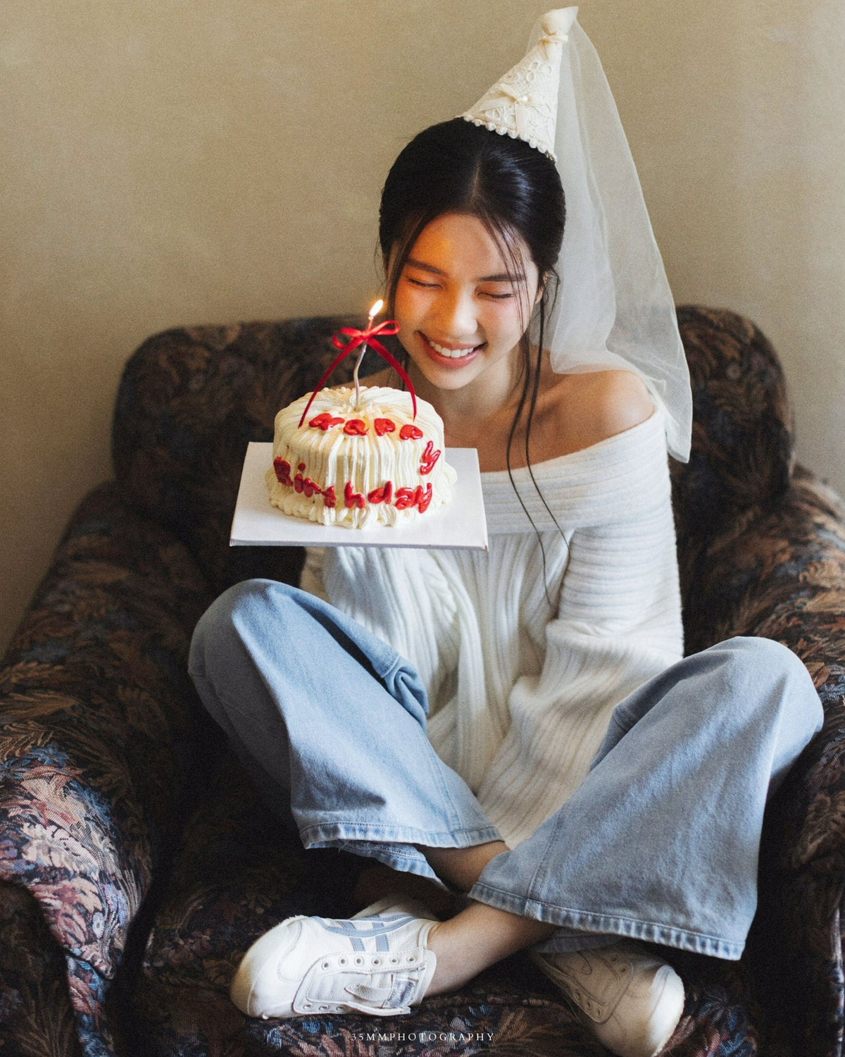 Trong loạt ảnh mới, Trịnh Hà Vi lựa chọn trang phục khá đơn giản với chiếc áo len trễ vai tông trắng tinh khôi, khéo léo khoe đôi vai trần mảnh dẻ và xương quai xanh quyến rũ. (Ảnh: FBNV)