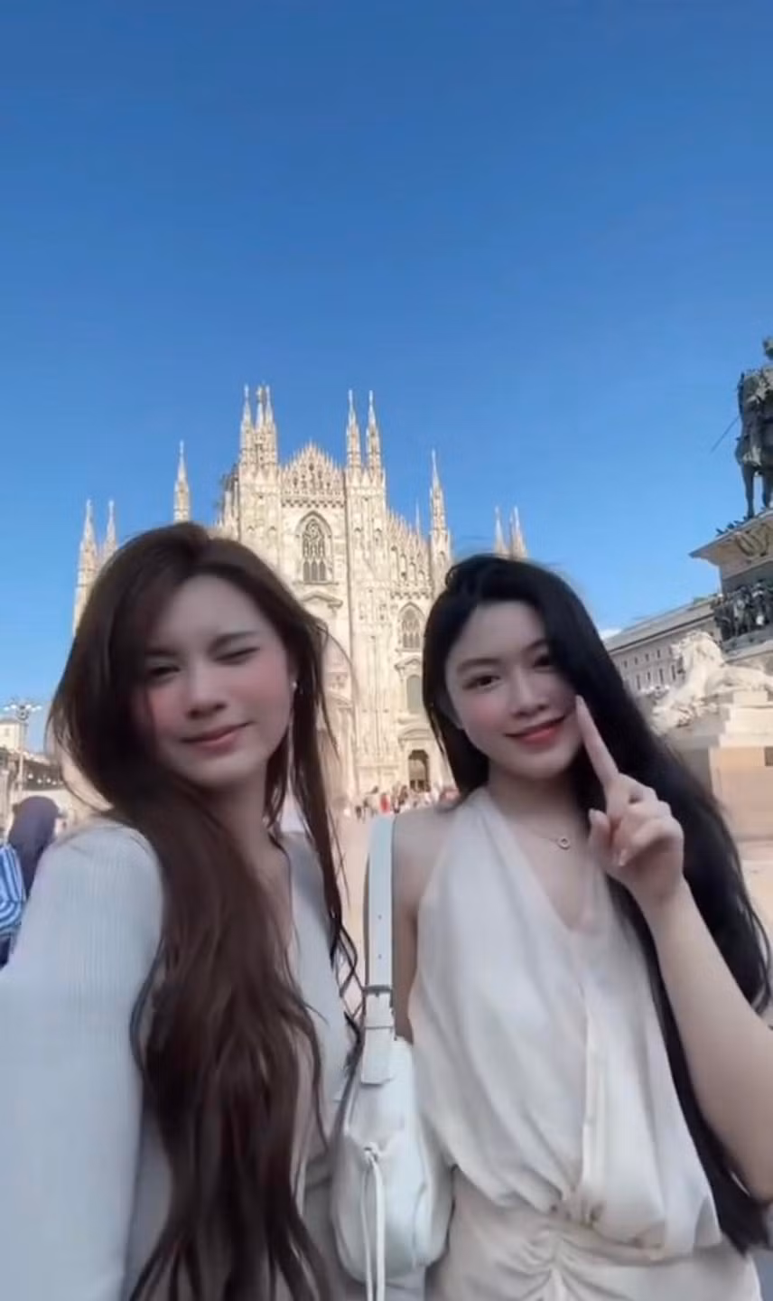 Thời gian gần đây, hai cô con gái của MC Quyền Linh là Lọ Lem (Mai Thảo Linh) và Hạt Dẻ (Mai Thảo Ngọc) gây chú ý không chỉ bởi nhan sắc ngày càng thăng hạng mà còn bởi tài năng và sự độc lập đáng nể. Loạt ảnh du lịch Pháp cùng gia đình vừa được chia sẻ đã khiến cộng đồng mạng không ngừng xuýt xoa, ngưỡng mộ.