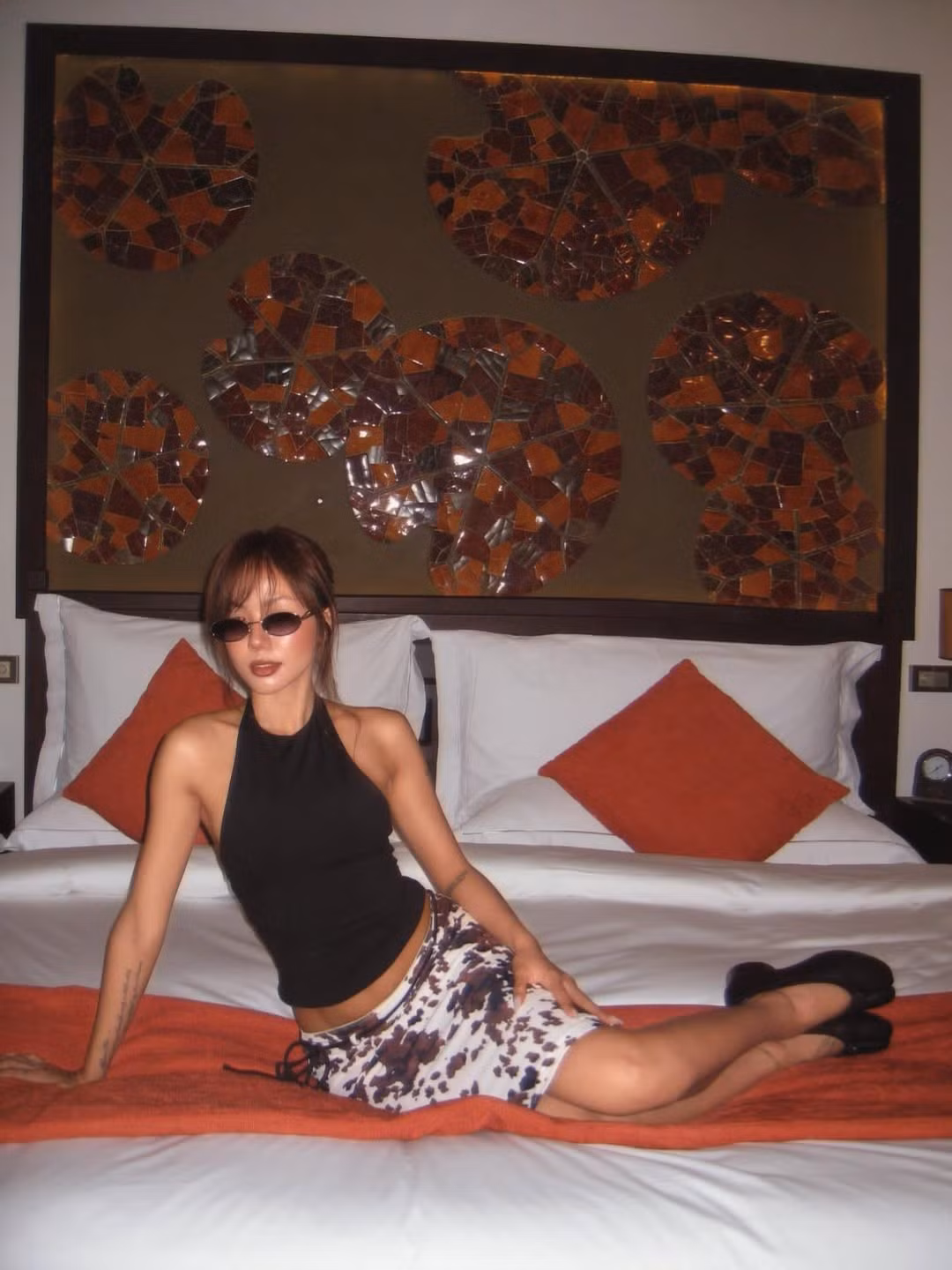 Màu da rám nắng tôn lên vẻ đẹp mặn mà, đầy sức sống và trưởng thành hơn. Cách tạo dáng của cô nàng cũng vô cùng quyến rũ và mang tinh thần phóng khoáng. (Ảnh: IGNV)