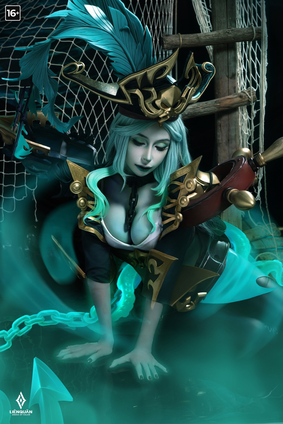 Trong các bức ảnh, nữ cosplayer nổi bật với mái tóc dài màu xanh nhạt, trang phục gợi cảm kết hợp giữa phong cách cướp biển và thần biển, cùng với chiếc mũ thủy thủ được cách điệu cầu kỳ. (Ảnh: Garena Liên Quân Mobile)