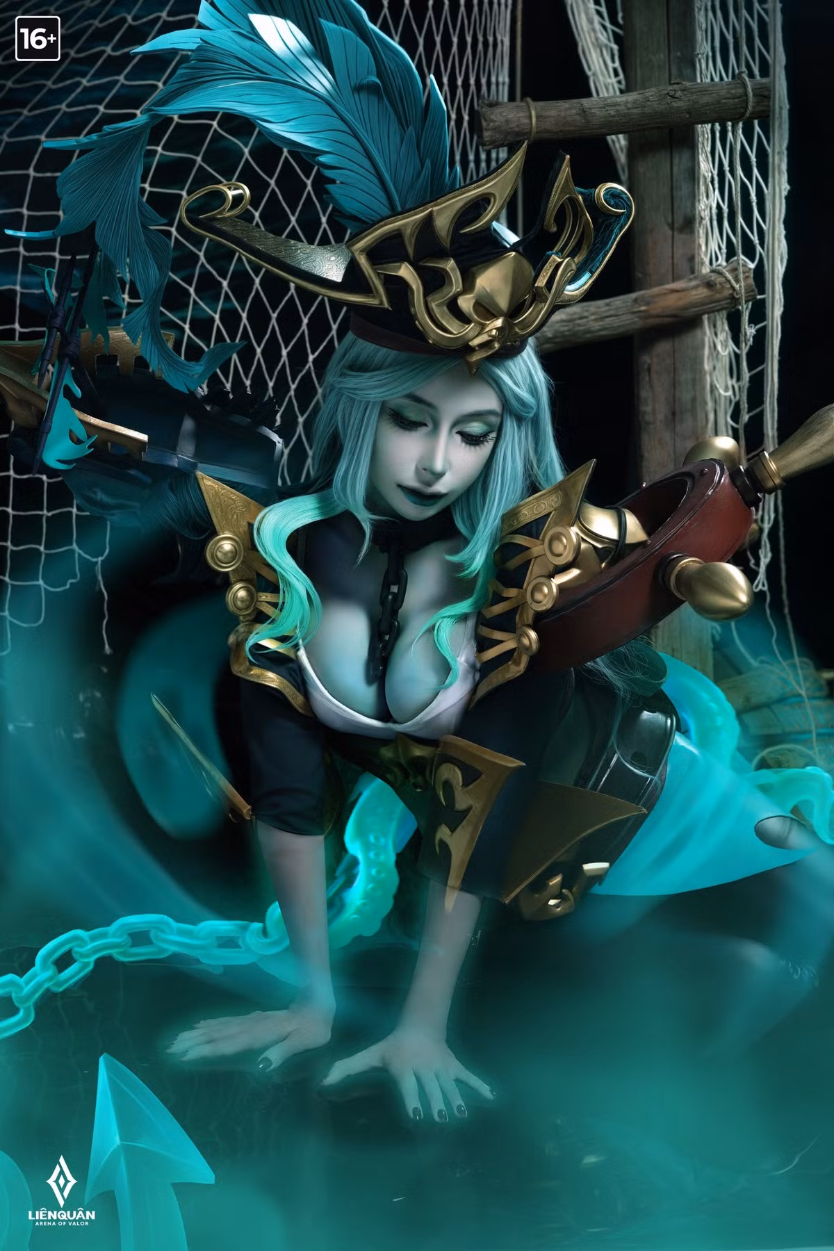 Trong các bức ảnh, nữ cosplayer nổi bật với mái tóc dài màu xanh nhạt, trang phục gợi cảm kết hợp giữa phong cách cướp biển và thần biển, cùng với chiếc mũ thủy thủ được cách điệu cầu kỳ. (Ảnh: Garena Liên Quân Mobile)