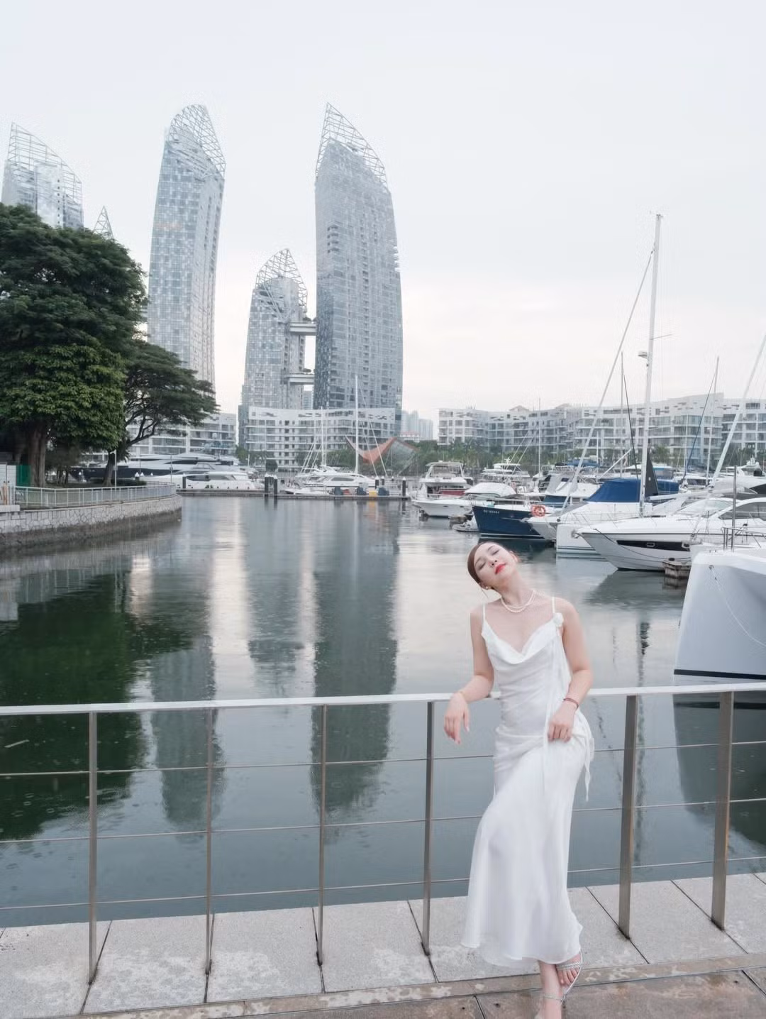 Netizen cũng đã tinh ý nhận ra rằng, địa điểm mà Quỳnh Kool lựa chọn để thực hiện bộ ảnh này chính là Singapore. Nơi Quỳnh Kool check-in là một khu vực dân cư và bến du thuyền tích hợp cực kỳ đẳng cấp với những chiếc du thuyền hạng sang neo đậu san sát.(Ảnh: IGNV)