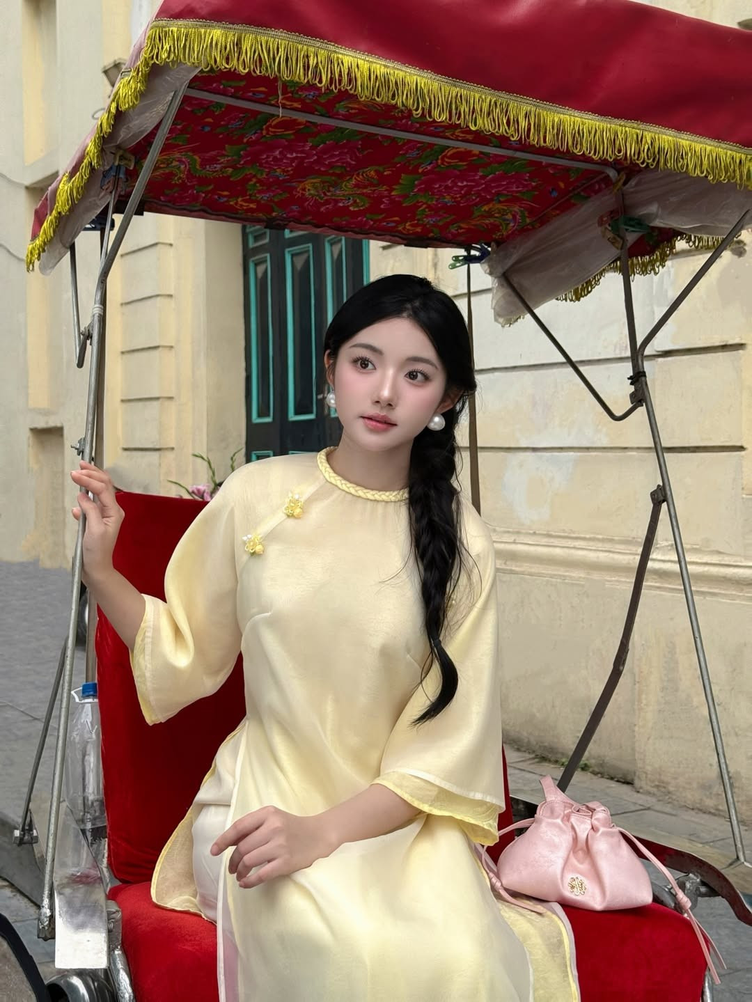 Đôi mắt trong veo, có chút mơ màng của cô nàng giữa những bức họa đồ, hay khi ngồi trên chiếc xích lô đã khắc họa rõ nét hình ảnh một nàng thơ dịu dàng, đoan trang. (Ảnh: IGNV)