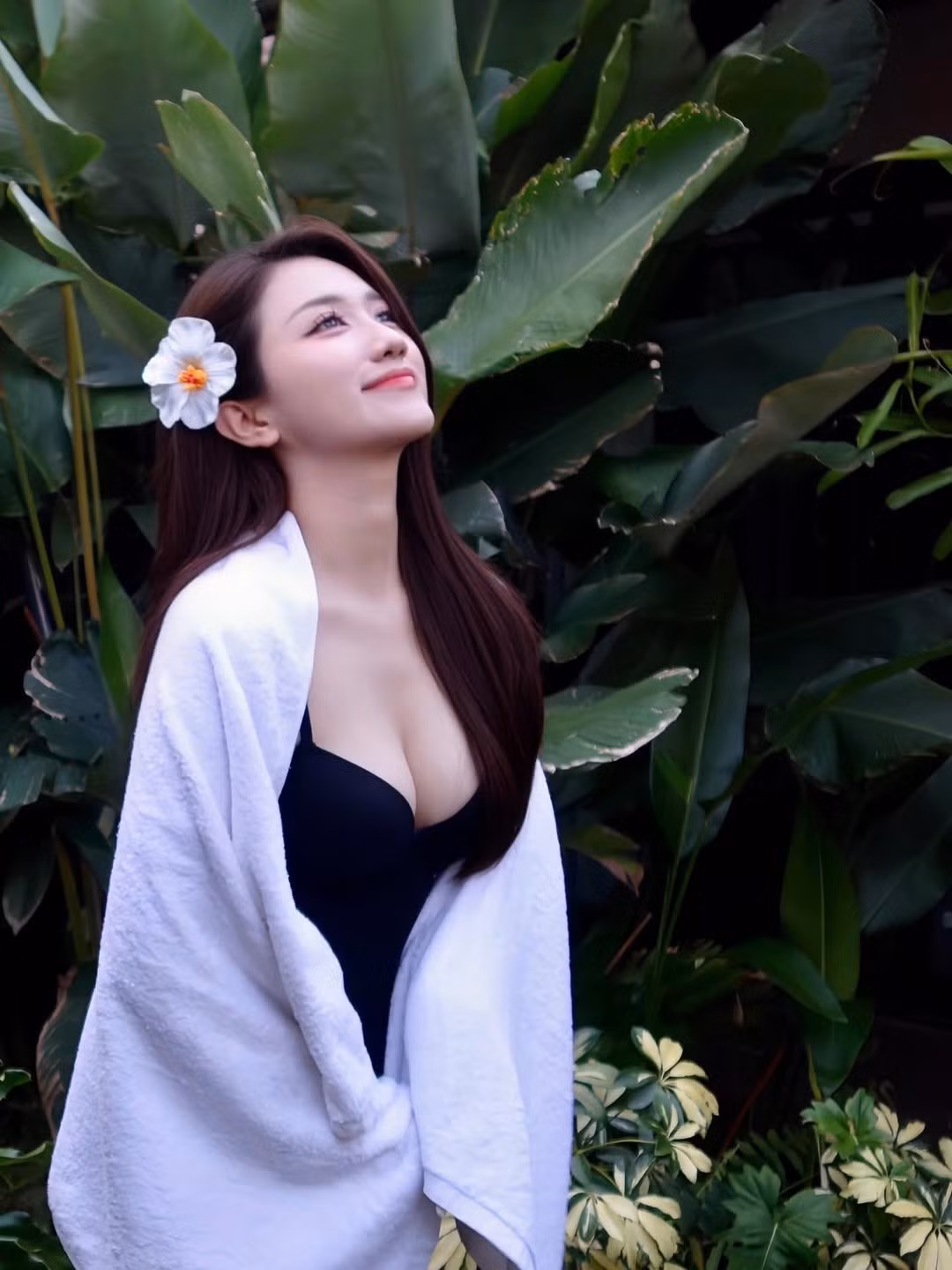 Mới đây trên trang cá nhân, nữ MC vừa đăng tải loạt ảnh trong một chuyến nghỉ dưỡng, bức ảnh khiến nhiều người chú ý hơn cả chính là góc chụp nghiêng đầy quyến rũ. Với đường nét khuôn mặt thanh tú, sống mũi cao và đôi môi mềm mại, góc nghiêng của cô đều khiến người xem phải trầm trồ. (Ảnh: IGNV)