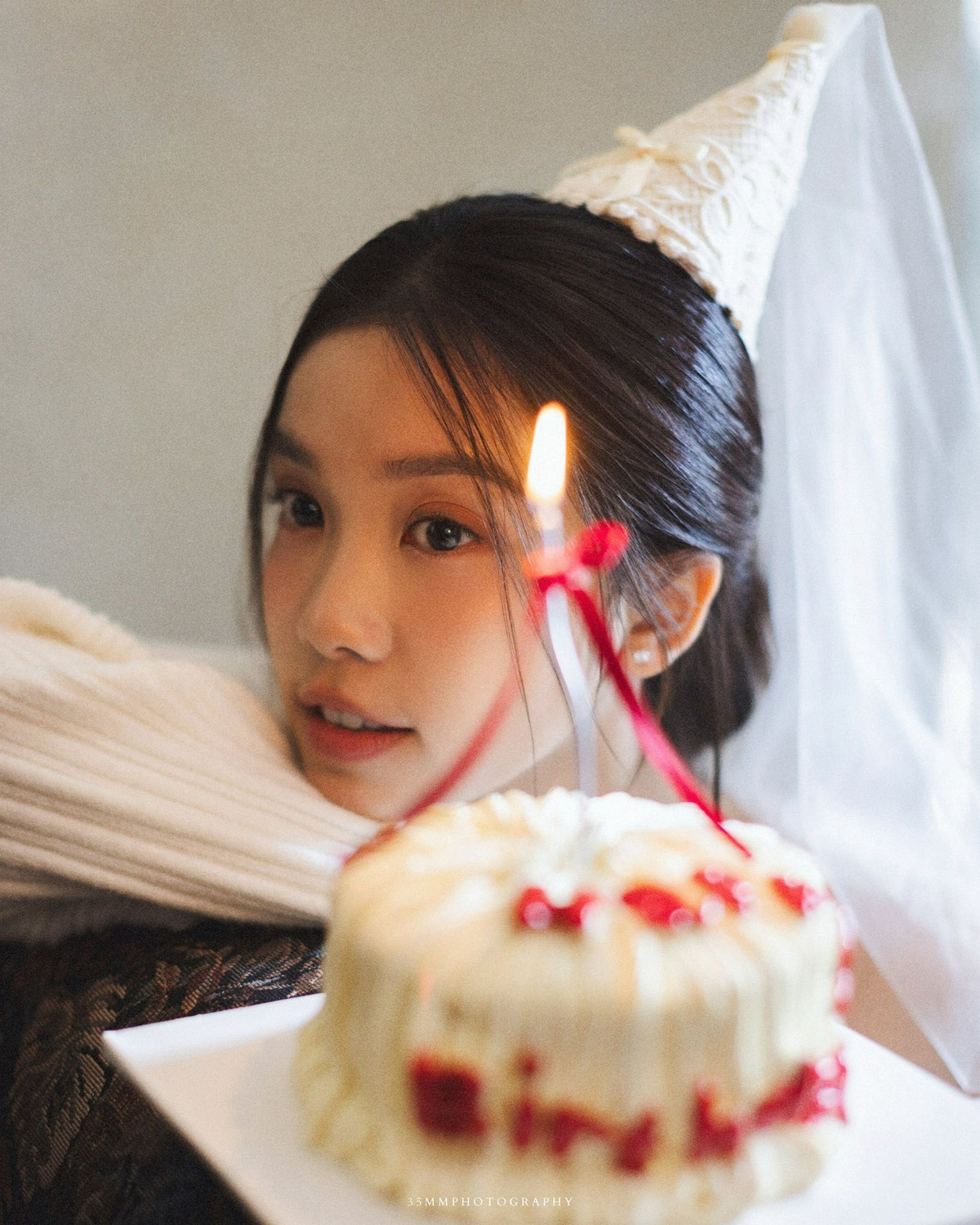 Trịnh Hà Vi vốn nổi tiếng là một trong những hot girl thế hệ Gen Z sở hữu gương mặt thanh tú, đôi mắt biết nói và khí chất trong trẻo, dịu dàng. (Ảnh: FBNV)