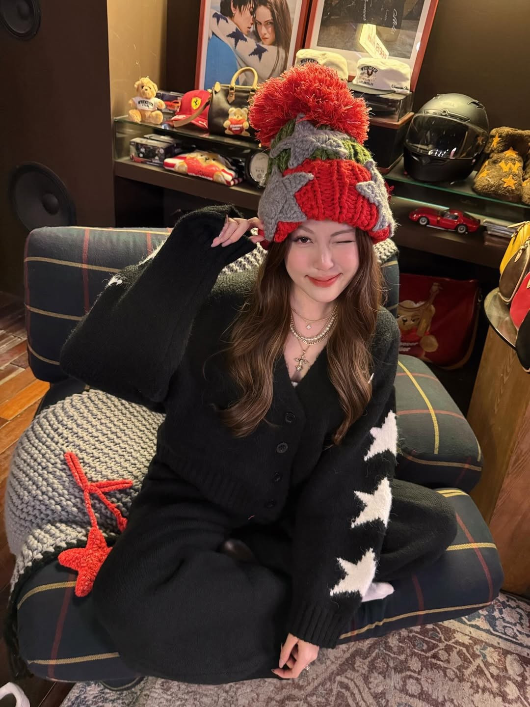 Không gian chụp ảnh được thiết kế ấm cúng, đậm chất vintage và Giáng sinh, với những vòng nguyệt quế, đèn neon, lá thông được trang trí khắp mọi nơi. (Ảnh: IGNV)