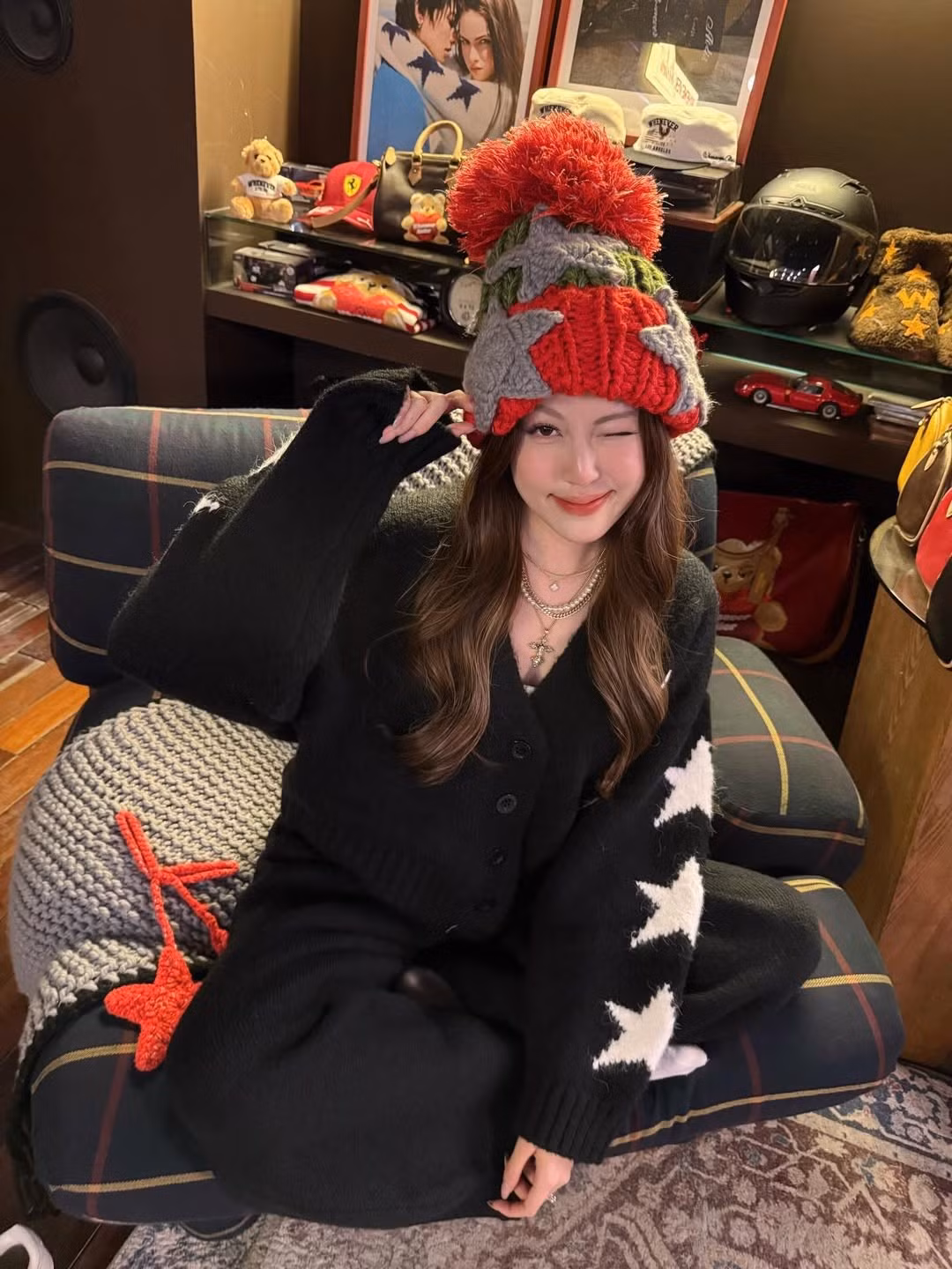 Không gian chụp ảnh được thiết kế ấm cúng, đậm chất vintage và Giáng sinh, với những vòng nguyệt quế, đèn neon, lá thông được trang trí khắp mọi nơi. (Ảnh: IGNV)