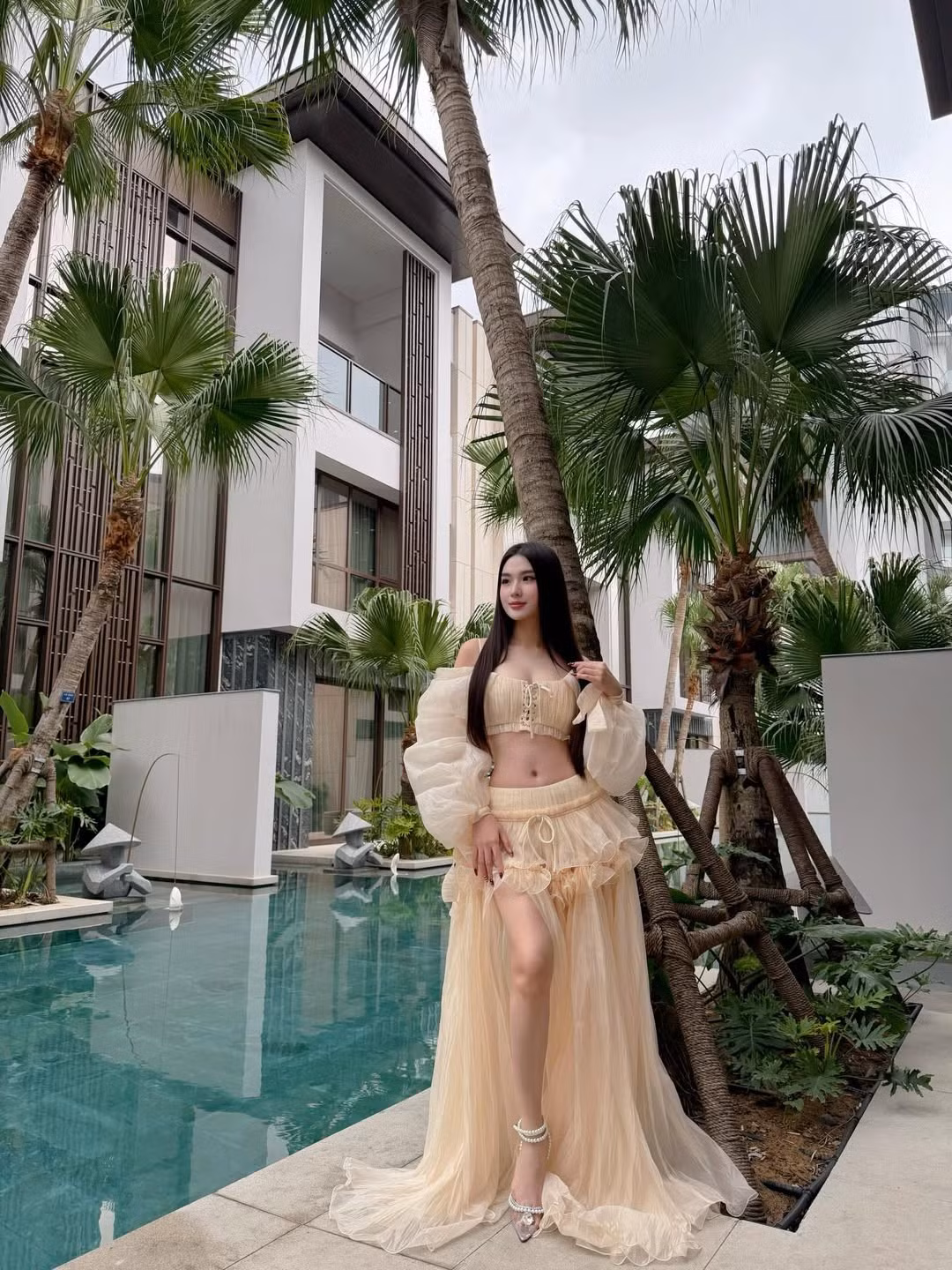 Sau một thời gian dài rời xa các hoạt động showbiz để tập trung cho cuộc sống riêng, Ngọc Loan vẫn giữ vững phong độ là một trong những mỹ nhân sở hữu gương mặt khả ái và vóc dáng chuẩn chỉnh nhất. Trong loạt ảnh mới, người đẹp gốc Kon Tum tự tin thả dáng trong trang phục mang phong cách lãng mạn, khoe trọn vòng eo thon gọn và đôi chân dài miên man. (Ảnh: IGNV)