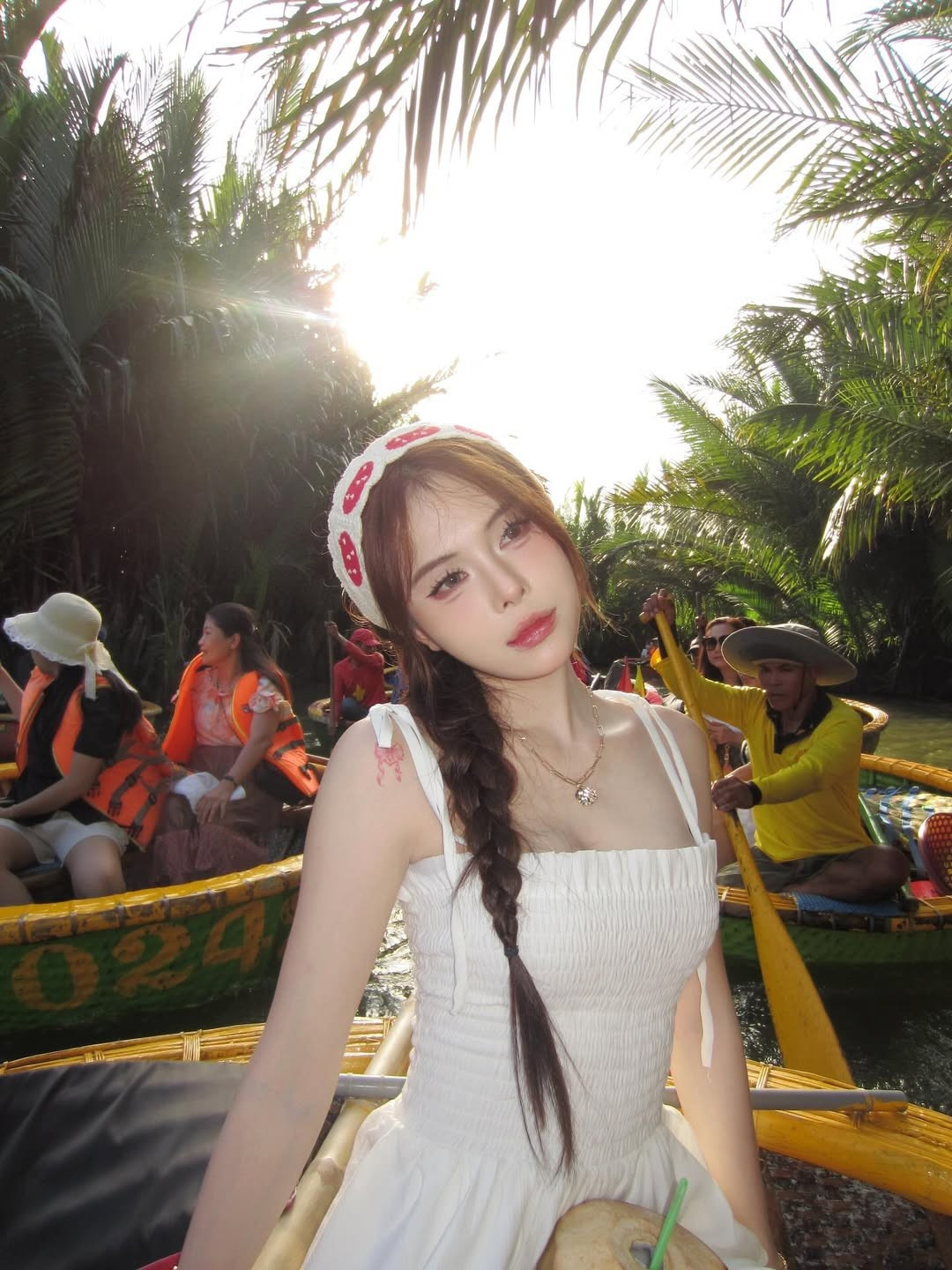 Mới đây, Tiktoker Ngân Hà đã khiến cộng đồng mạng "đứng ngồi không yên" khi chia sẻ loạt ảnh check-in tại Hội An, đặc biệt là những khoảnh khắc trải nghiệm ngồi thuyền thúng đầy thơ mộng. Vẻ đẹp trong trẻo, ngọt ngào của cô nàng giữa khung cảnh bình yên đã nhanh chóng "đốn tim" người hâm mộ.