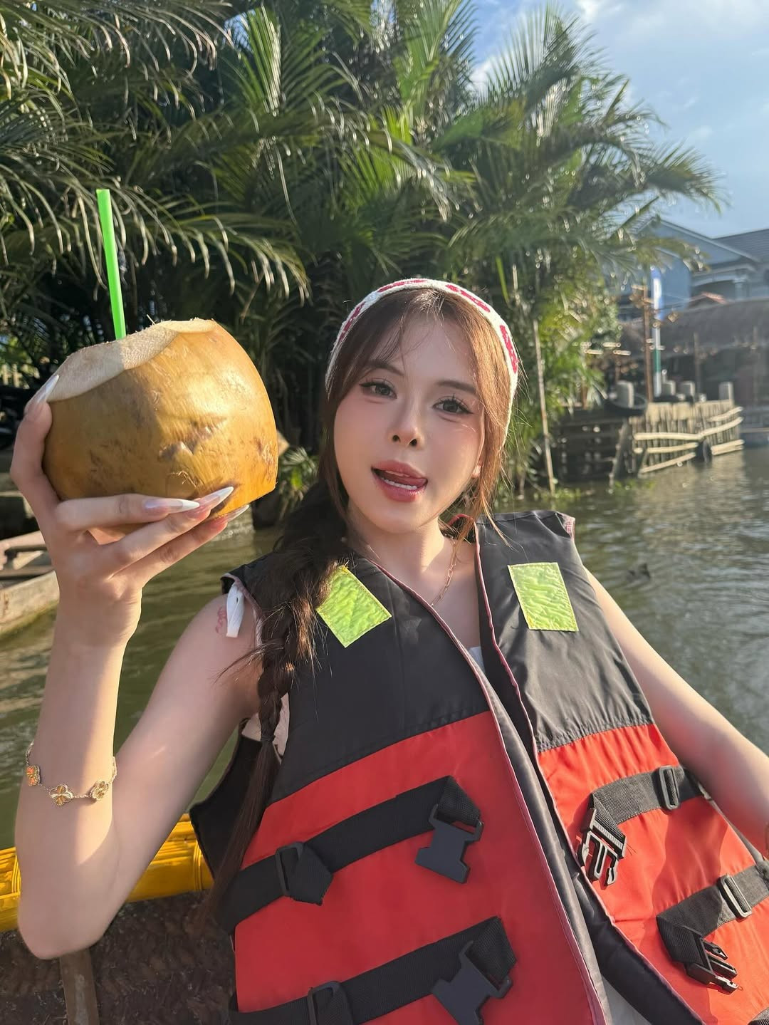 Cô nàng say sưa thưởng thức trái dừa tươi, với những biểu cảm vô cùng đáng yêu: khi nhắm mắt tận hưởng, khi mỉm cười rạng rỡ nhìn xa xăm, tất cả đều toát lên sự thư thái và hạnh phúc. Ánh nắng chiều dịu nhẹ chiếu rọi càng làm tăng thêm vẻ đẹp lung linh cho những bức ảnh.