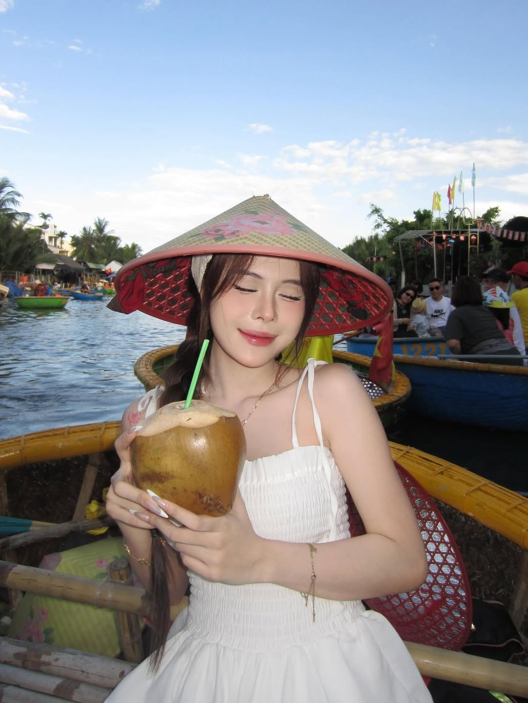 Trong những bức ảnh được đăng tải, Ngân Hà xuất hiện trong một chiếc váy trắng tinh khôi, dáng hai dây nhẹ nhàng, tôn lên vẻ đẹp thanh thoát và làn da trắng hồng.