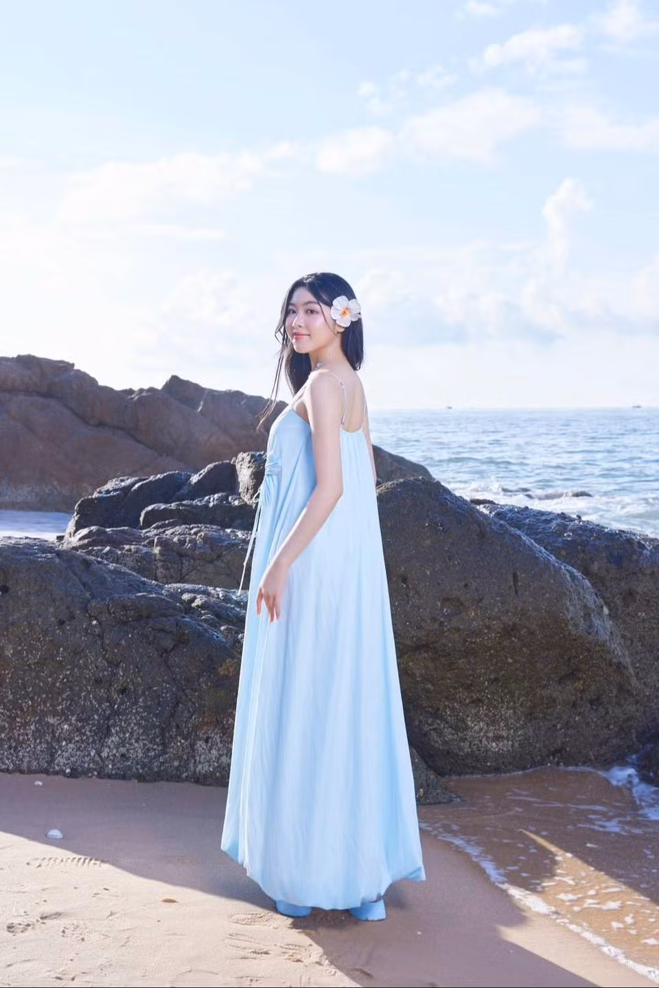 Một gợi ý khác dành cho các cô nàng ngại mặc hở nhưng vẫn đậm chất nhiệt đới là thiết kế váy suông dài với màu xanh mát mắt.