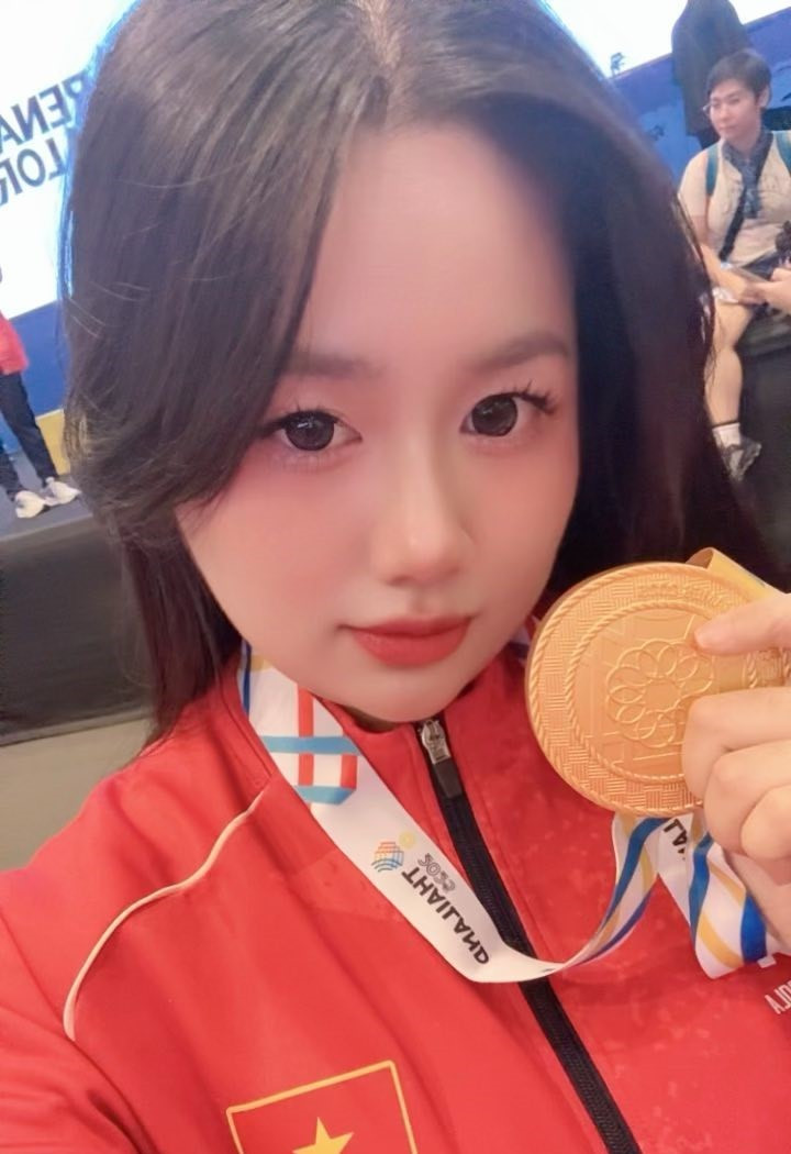 Tại SEA Games 33, đội tuyển nữ Liên Quân Mobile Việt Nam đã có màn trình diễn vô cùng thuyết phục khi đánh bại đối thủ Thái Lan với tỷ số áp đảo 3-0 để giành tấm Huy chương Vàng. Sau khi vừa hạ cánh về nước, cô nàng "thần rừng" của đội tuyển - Đỗ Kỳ Duyên đã có những dòng chia sẻ đầy xúc động trên trang cá nhân. (Ảnh: FBNV)