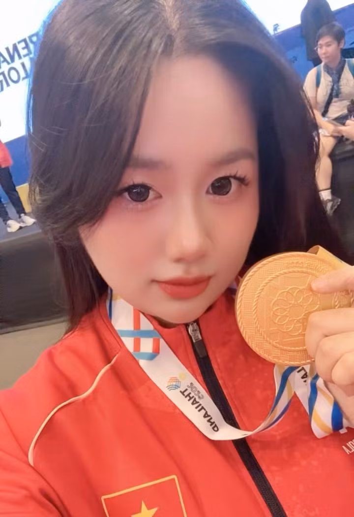 Tại SEA Games 33, đội tuyển nữ Liên Quân Mobile Việt Nam đã có màn trình diễn vô cùng thuyết phục khi đánh bại đối thủ Thái Lan với tỷ số áp đảo 3-0 để giành tấm Huy chương Vàng. Sau khi vừa hạ cánh về nước, cô nàng "thần rừng" của đội tuyển - Đỗ Kỳ Duyên đã có những dòng chia sẻ đầy xúc động trên trang cá nhân. (Ảnh: FBNV)