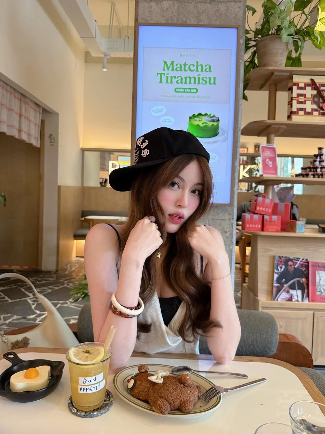 Dù thay đổi trang phục theo hướng cá tính hơn, nhưng "vibe" tiểu thư sang chảnh của Tăng Mỹ Hàn vẫn không hề mất đi. (Ảnh: IGNV)