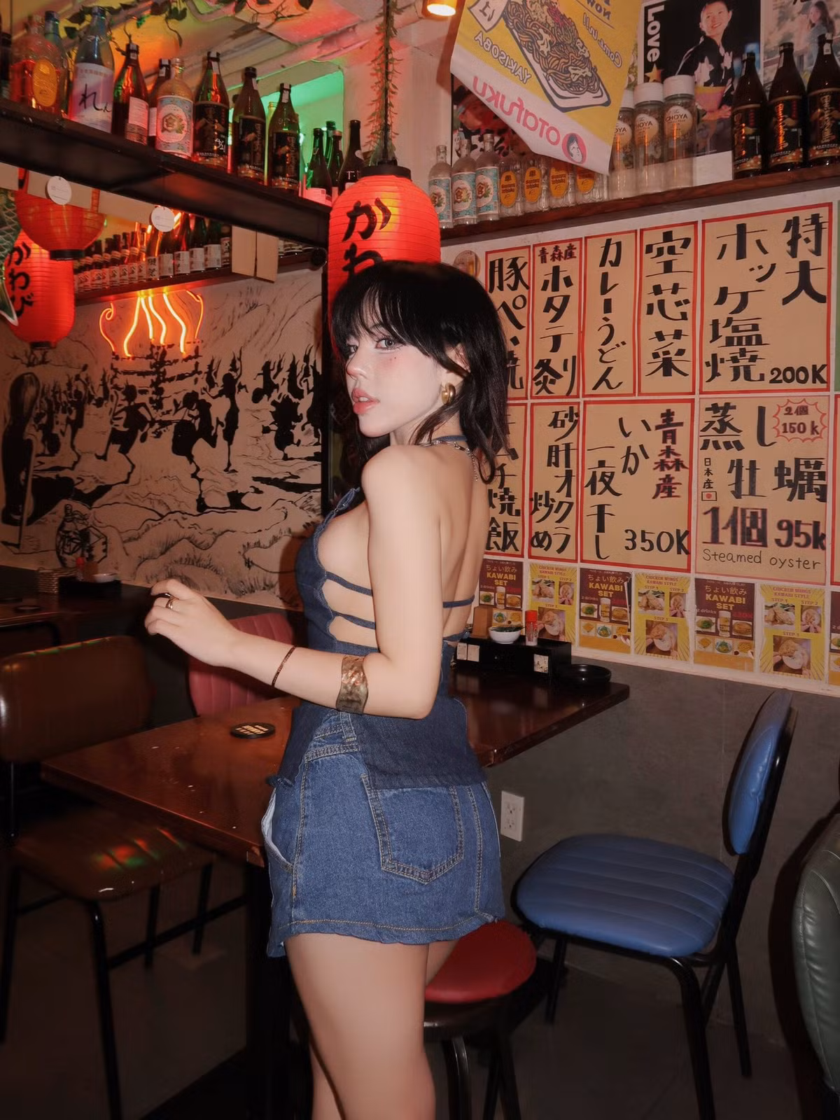 Loạt ảnh "vào bếp" lần này của Bảo Khuyên Susan một lần nữa chứng minh sức hút khó cưỡng của cô. Dù là trong trang phục lộng lẫy hay khoảnh khắc đời thường, cô nàng vẫn biết cách tỏa sáng. (Ảnh: IGNV)