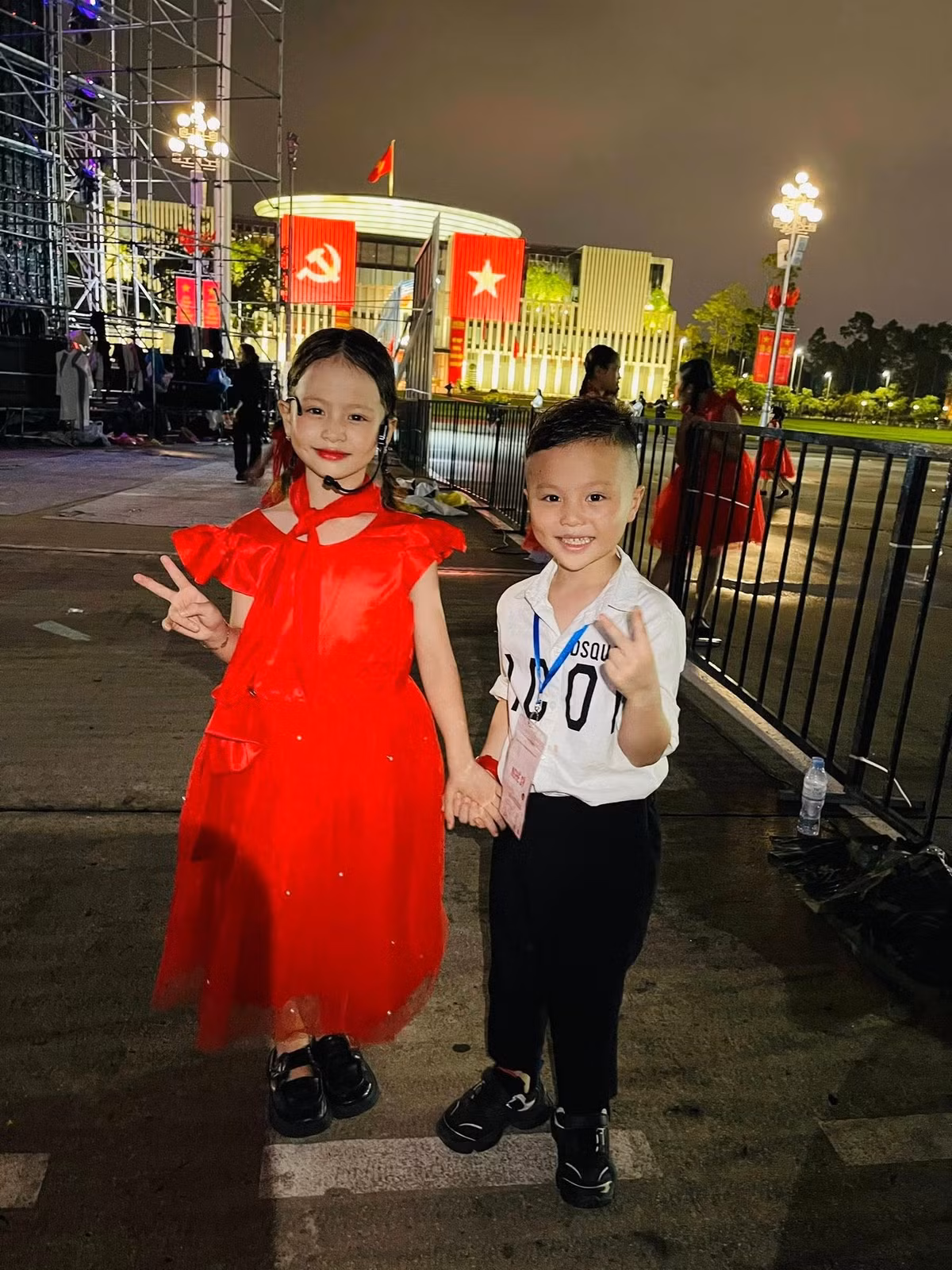 Với phong thái tự tin, gương mặt xinh xắn và giọng hát hồn nhiên, trong trẻo, Thủy Tiên đã chinh phục ban tổ chức và được tin tưởng giao trọng trách đặc biệt này. (Ảnh: Facebook Bao Bao Ha)