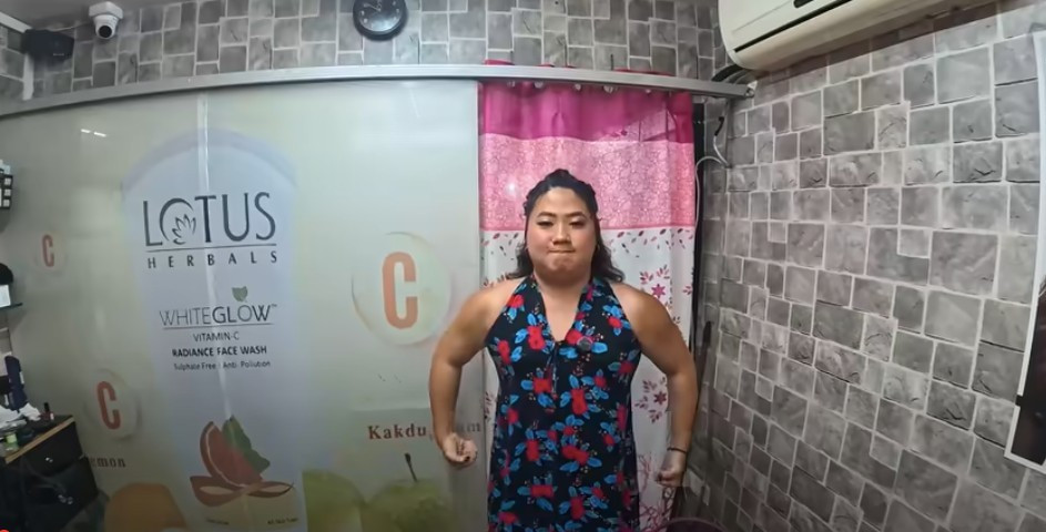 Thế nhưng thay vì được chú ý về ngoại hình thì nam du khách này lại bị nhiều người lạ vây quanh... xin tiền, thậm chí tự tiện ăn đồ ăn mà anh mua. Một số người dân địa phương nhận ra Sumin là nam cải trang thành nữ nên chọc ghẹo.