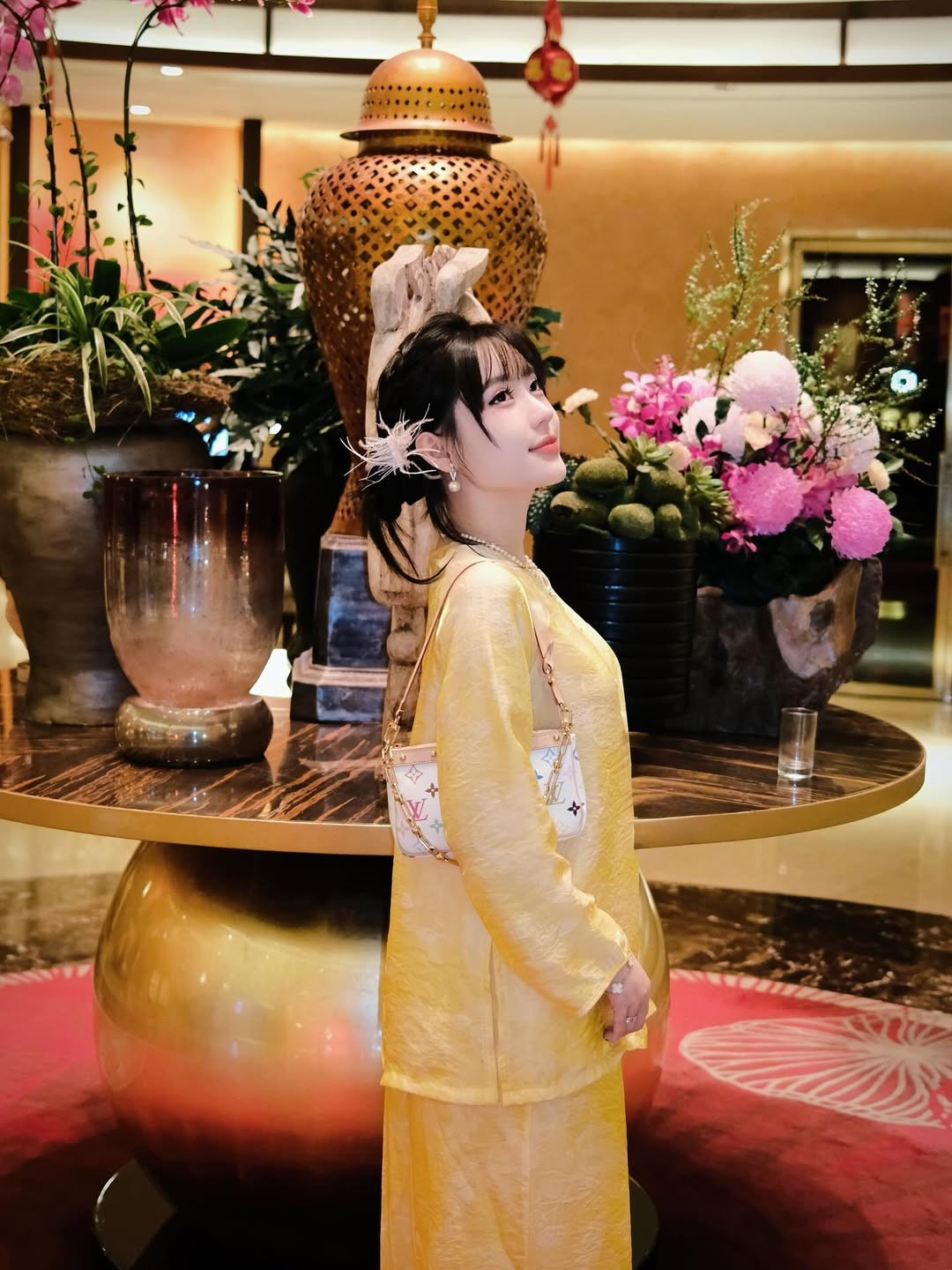 Thay vì chọn những bộ cánh lộng lẫy, cắt xẻ táo bạo như phong cách thường thấy, Vân Tiny lần này làm mới mình với bộ áo bà ba tông vàng rực rỡ. (Ảnh: IGNV)