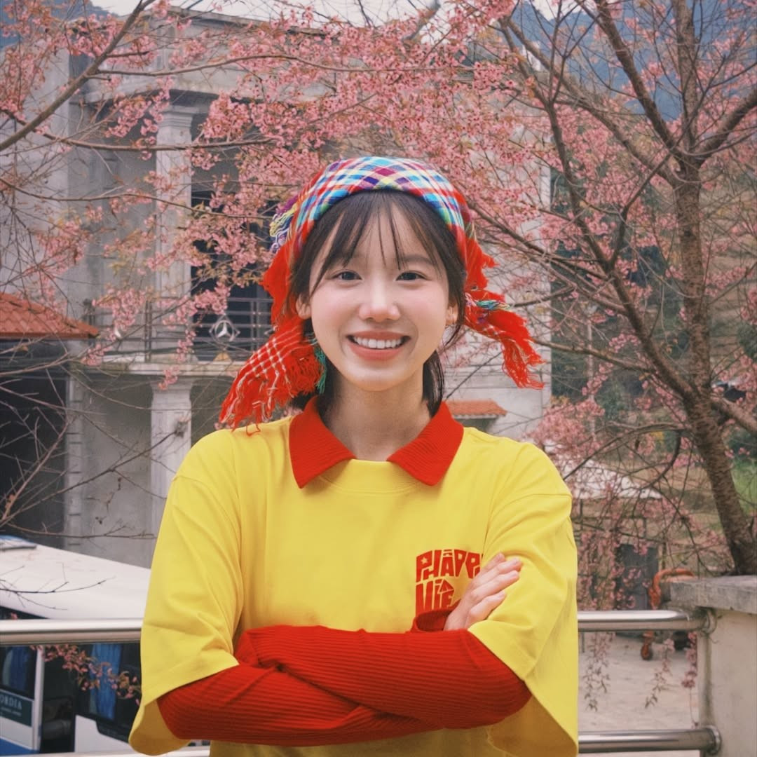 Dù dành nhiều thời gian học tập và làm việc tại nước ngoài, Meichan luôn biết cách quảng bá văn hóa Việt Nam thông qua hình ảnh cá nhân. Bộ ảnh áo dài lần này không chỉ đơn thuần là những tấm hình đẹp, mà còn là cách cô nàng thể hiện tình yêu với quê hương và nét đẹp truyền thống của người phụ nữ Việt Nam trong nhịp sống hiện đại. (Ảnh: IGNV)