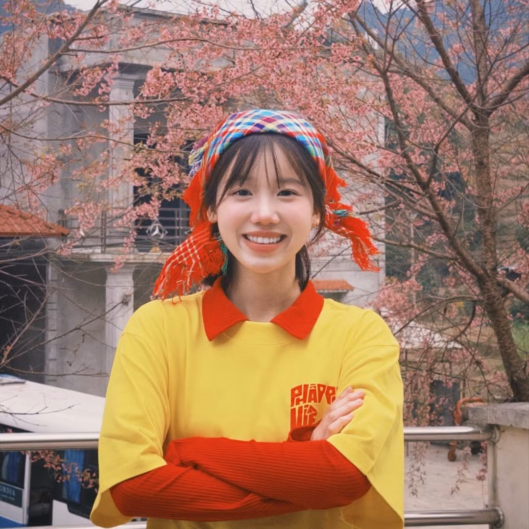 Dù dành nhiều thời gian học tập và làm việc tại nước ngoài, Meichan luôn biết cách quảng bá văn hóa Việt Nam thông qua hình ảnh cá nhân. Bộ ảnh áo dài lần này không chỉ đơn thuần là những tấm hình đẹp, mà còn là cách cô nàng thể hiện tình yêu với quê hương và nét đẹp truyền thống của người phụ nữ Việt Nam trong nhịp sống hiện đại. (Ảnh: IGNV)