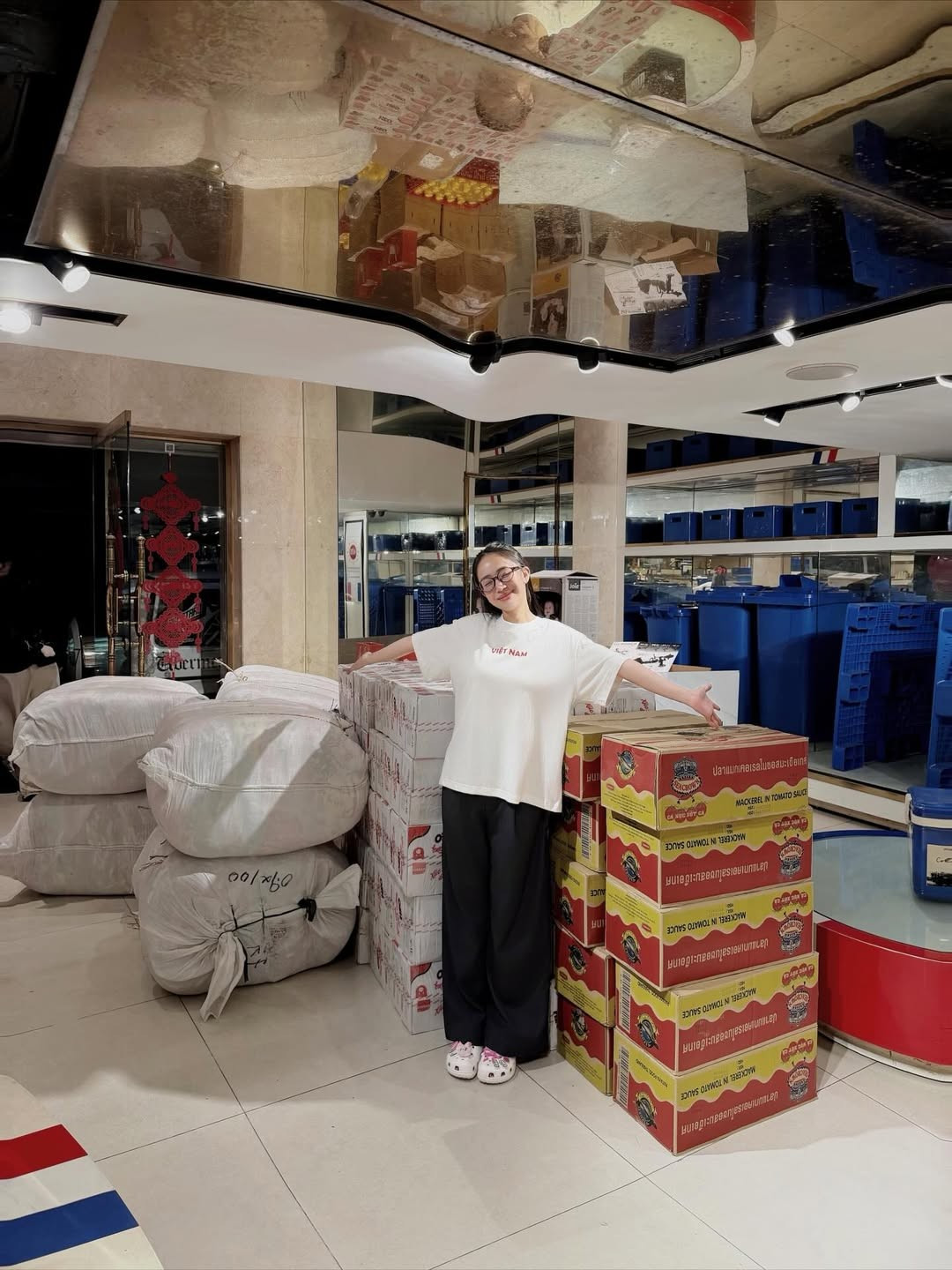 Tại địa điểm tập kết, Joyce Phạm cùng nhiều người khác bận rộn phân loại, đóng gói và chuyển từng thùng đồ cứu trợ. Các vật phẩm thiết yếu được ưu tiên bao gồm lương thực (cá hộp, mì gói) và nhiều nhu yếu phẩm khác. (Ảnh: IGNV)