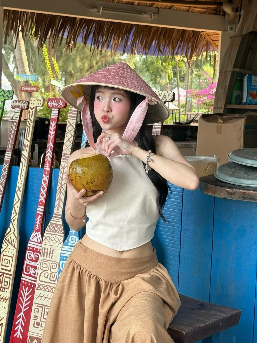 Chiếc quần ống rộng là điểm nhấn cho phong cách Boho-Chic. Chất liệu vải mềm mại, dáng rộng giúp người mặc thoải mái di chuyển, rất thích hợp cho các hoạt động dạo biển hoặc nghỉ ngơi. (Ảnh: IGNV)