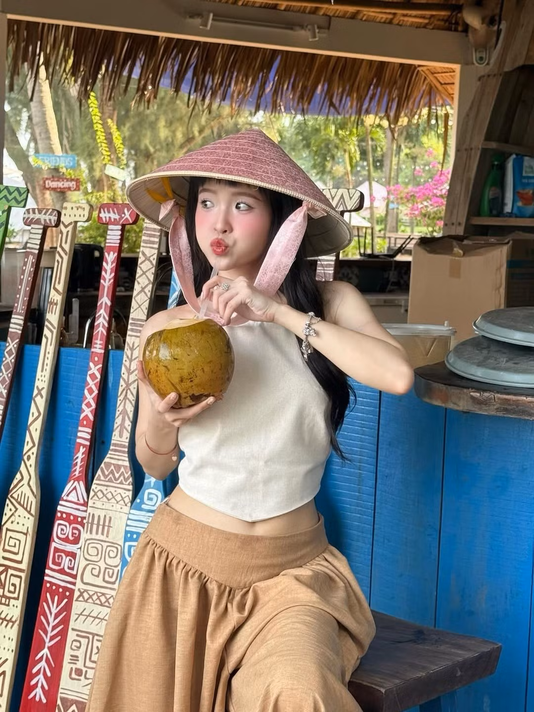 Chiếc quần ống rộng là điểm nhấn cho phong cách Boho-Chic. Chất liệu vải mềm mại, dáng rộng giúp người mặc thoải mái di chuyển, rất thích hợp cho các hoạt động dạo biển hoặc nghỉ ngơi. (Ảnh: IGNV)