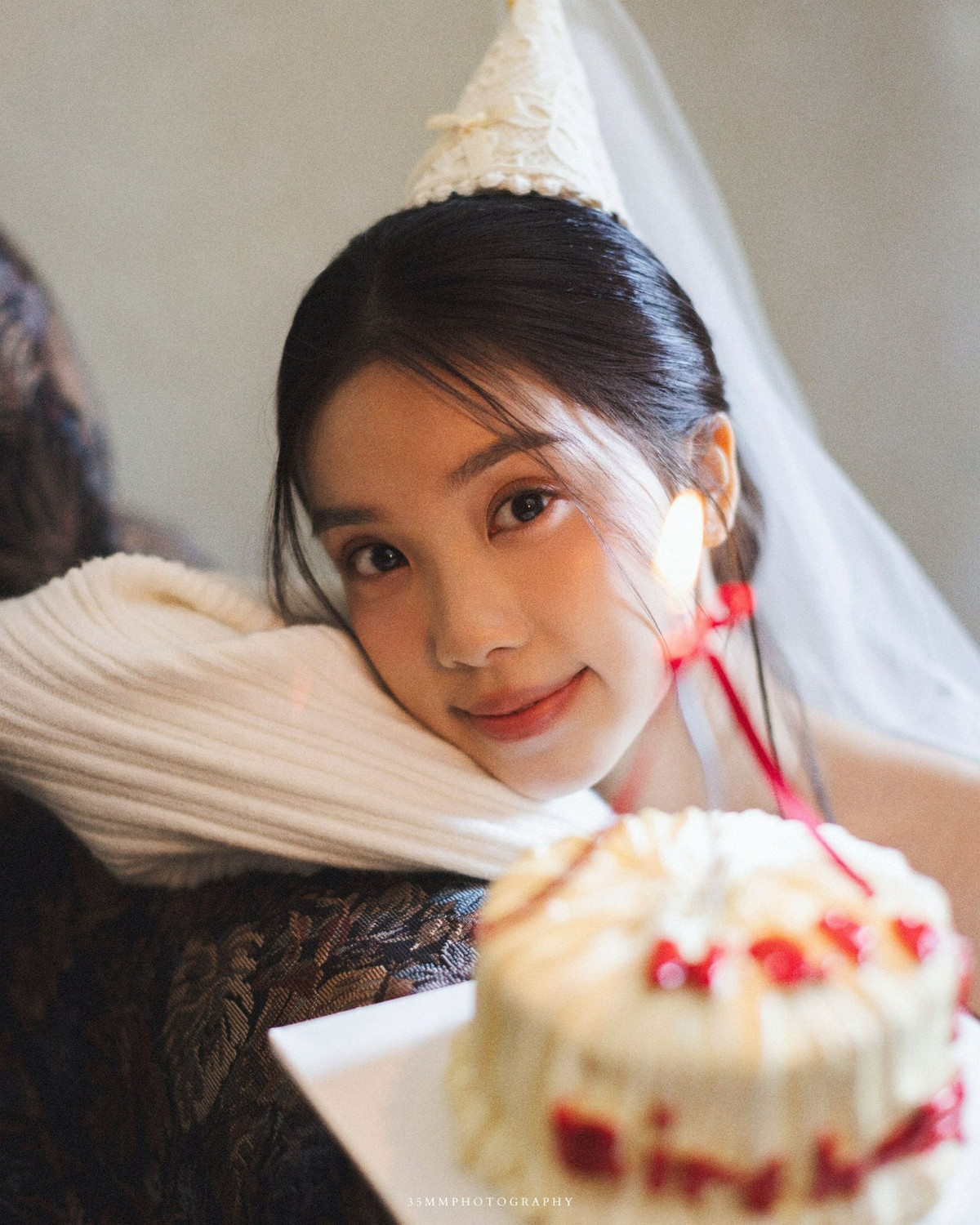 Ở tuổi 25, người hâm mộ nhận thấy một Hà Vi vẫn giữ được nét trong trẻo vốn có nhưng đã có thêm phần mặn mà, tự tin và cuốn hút hơn. (Ảnh: FBNV)