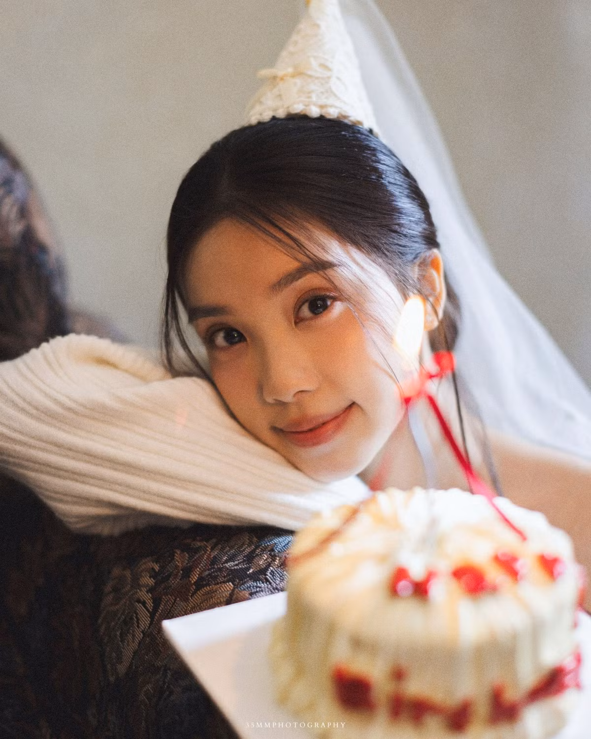 Ở tuổi 25, người hâm mộ nhận thấy một Hà Vi vẫn giữ được nét trong trẻo vốn có nhưng đã có thêm phần mặn mà, tự tin và cuốn hút hơn. (Ảnh: FBNV)