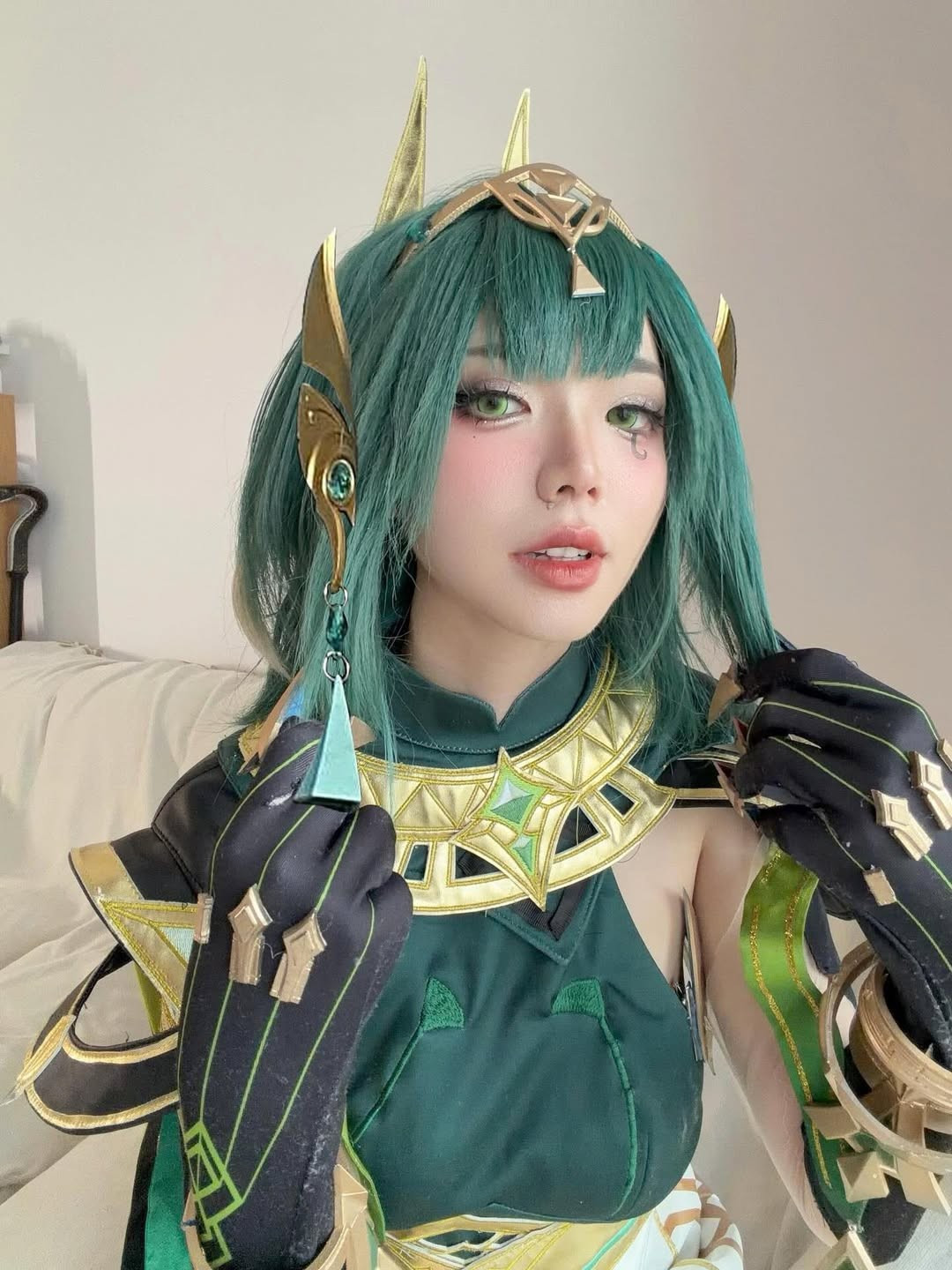 Du Phong Linh thể hiện sự chuyên nghiệp khi tạo dáng đa dạng, từ ánh mắt sắc lạnh, ngón tay thon dài có móng vuốt ấn tượng, đến cách cô nàng "phiêu" theo nhân vật, toát lên vẻ quyến rũ và kiêu kỳ. (Ảnh: IGNV)