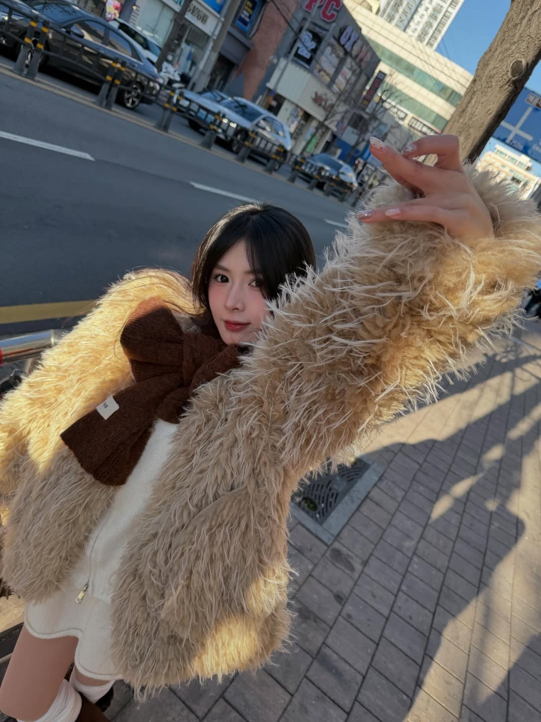 Mới đây, hot girl Quỳnh Alee đã đăng tải loạt khoảnh khắc cực kỳ xinh đẹp trong chuyến du lịch tại Busan, Hàn Quốc, thu hút nhiều sự chú ý. Giữa cái lạnh của xứ sở Kim Chi, cô nàng vẫn tỏa sáng rạng ngời, thu hút mọi ánh nhìn. (Ảnh: IGNV)