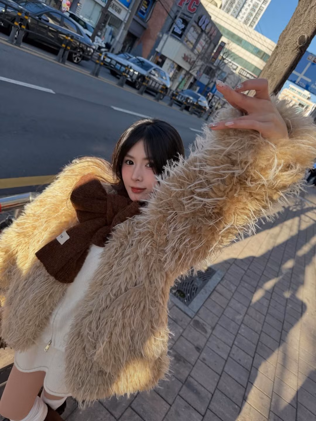 Mới đây, hot girl Quỳnh Alee đã đăng tải loạt khoảnh khắc cực kỳ xinh đẹp trong chuyến du lịch tại Busan, Hàn Quốc, thu hút nhiều sự chú ý. Giữa cái lạnh của xứ sở Kim Chi, cô nàng vẫn tỏa sáng rạng ngời, thu hút mọi ánh nhìn. (Ảnh: IGNV)