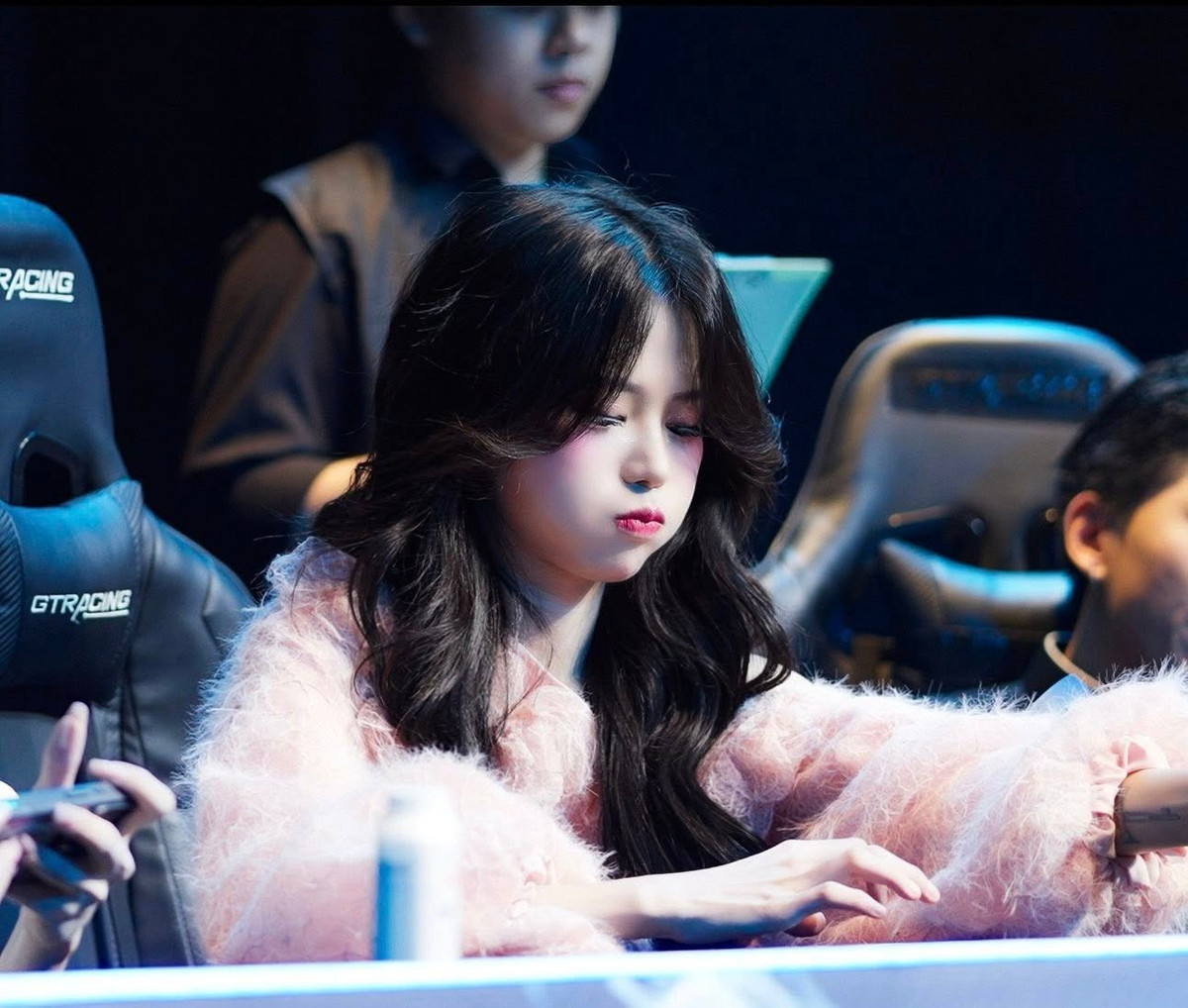 Vẻ ngoài xinh đẹp của YuGi đã trở thành một "vũ khí" bí mật, mang đến một làn gió mới và yếu tố giải trí chưa từng có cho một giải đấu vốn dĩ rất căng thẳng. (Ảnh: FBNV)