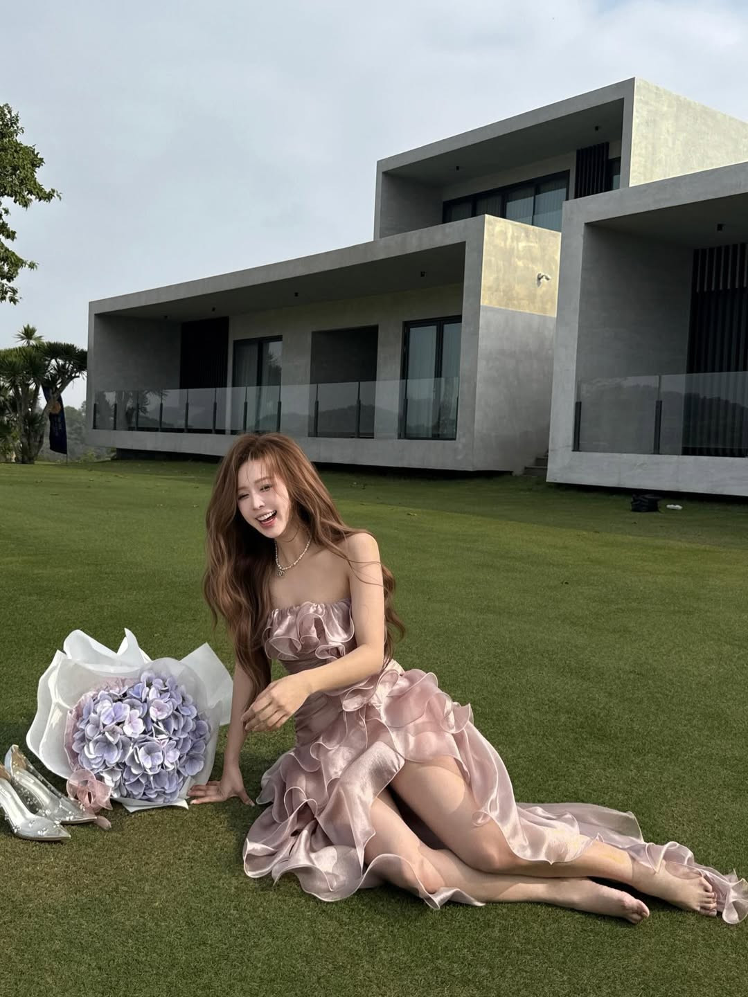 Sự tương phản giữa những khối bê tông xám lạnh và vẻ mềm mại của bộ váy cùng nhan sắc ngọt ngào của Linh Hương tạo nên một khung hình đầy nghệ thuật. (Ảnh: IGNV)