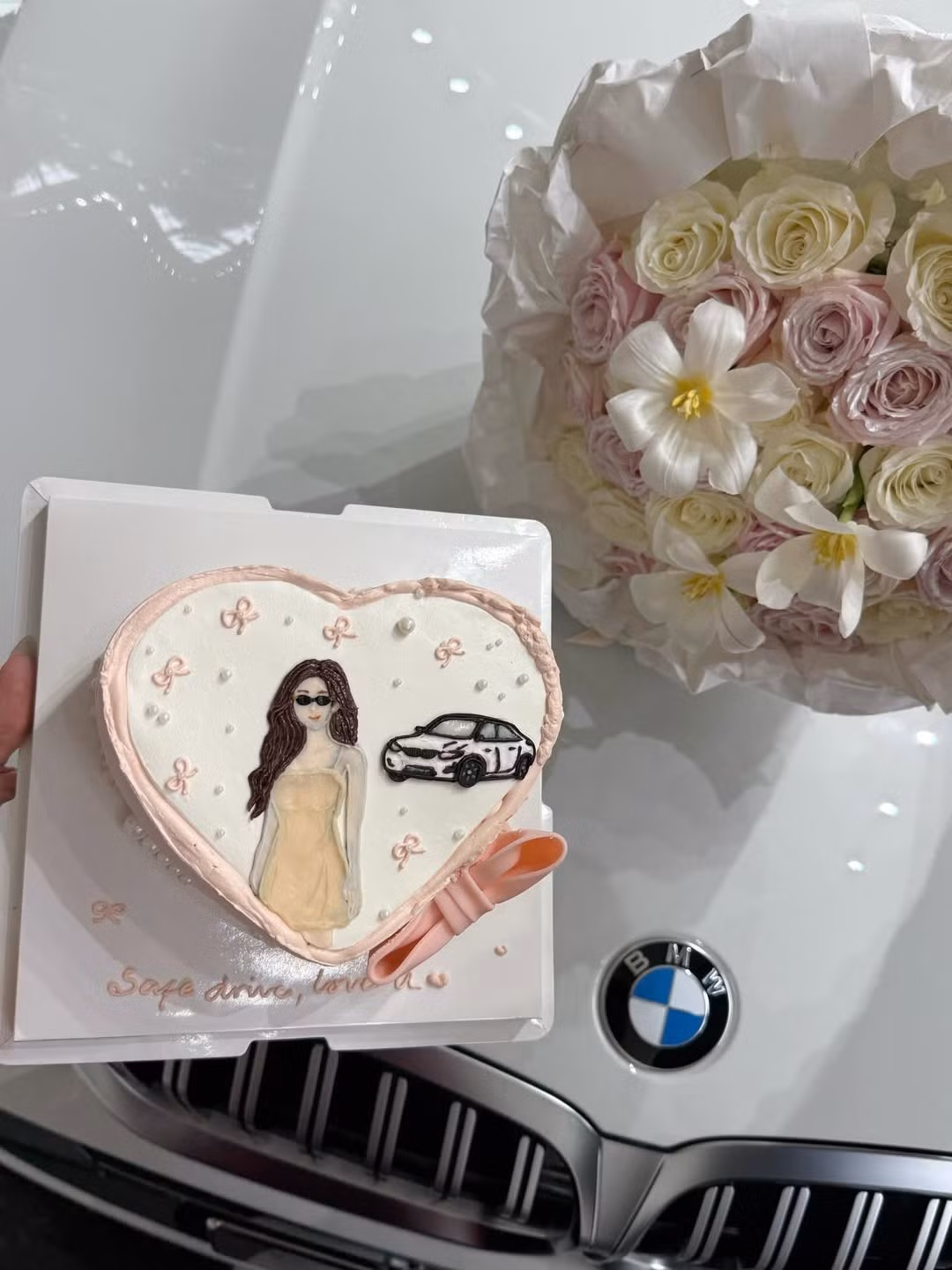 Chiếc xe cô nàng lựa chọn đến từ thương hiệu BWM, có trị giá hàng tỷ đồng. (Ảnh: IGNV)