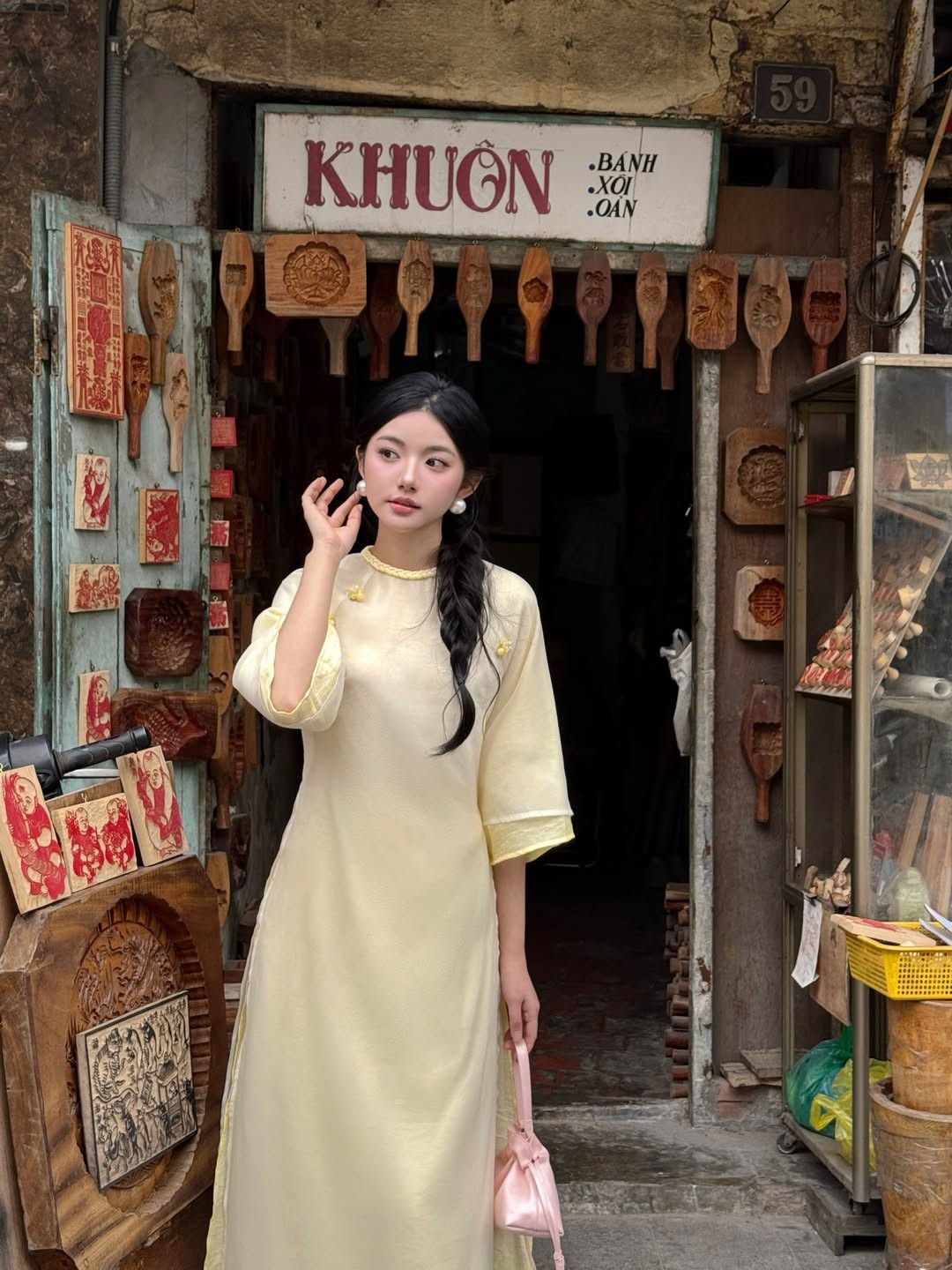 Cô nàng lựa chọn kiểu tóc tết lệch sang một bên đơn giản nhưng lại cực kỳ phù hợp với khuôn mặt thanh tú, tạo nên vẻ dịu dàng, thục nữ. (Ảnh: IGNV)