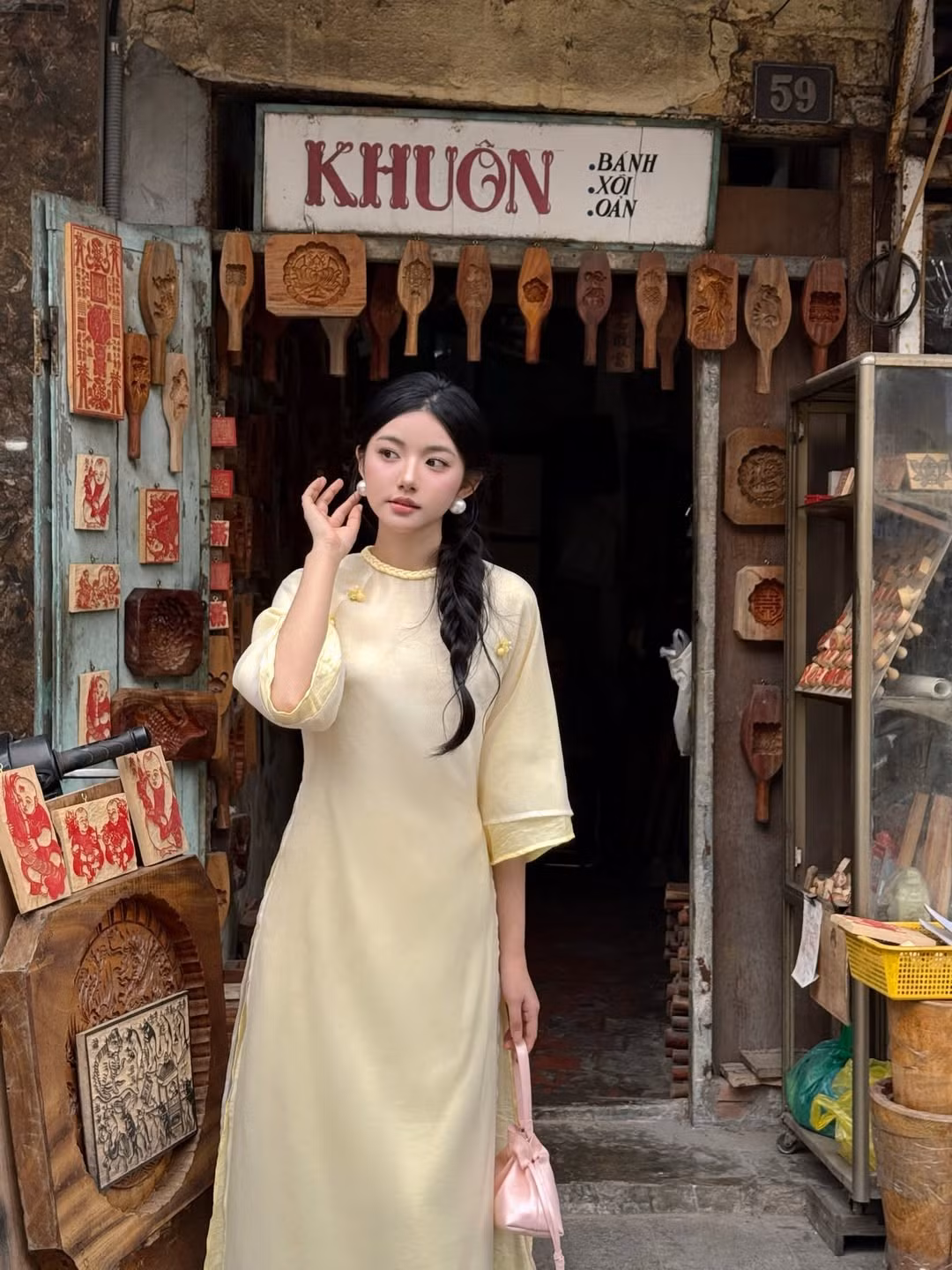 Cô nàng lựa chọn kiểu tóc tết lệch sang một bên đơn giản nhưng lại cực kỳ phù hợp với khuôn mặt thanh tú, tạo nên vẻ dịu dàng, thục nữ. (Ảnh: IGNV)