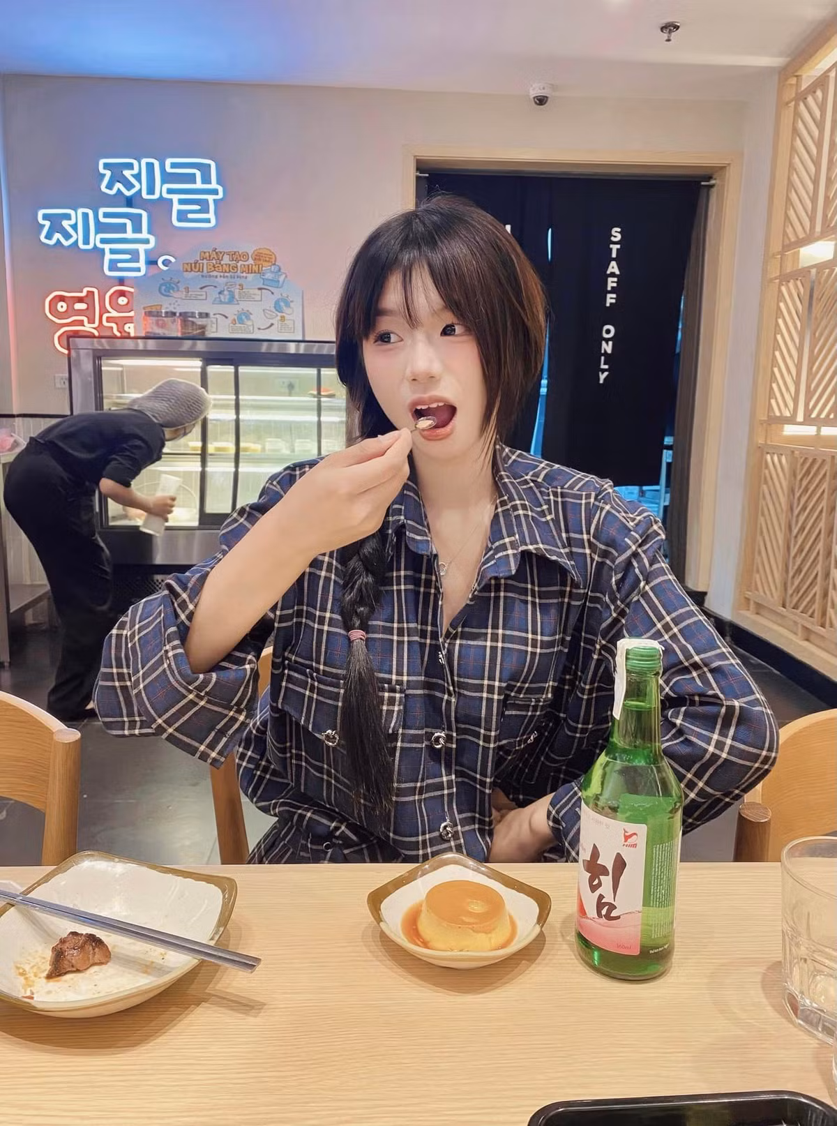 Các buổi livestream của cô không chỉ thu hút bởi vẻ ngoài xinh xắn mà còn bởi những câu nói "thương hiệu" và cách tương tác dí dỏm với người hâm mộ.