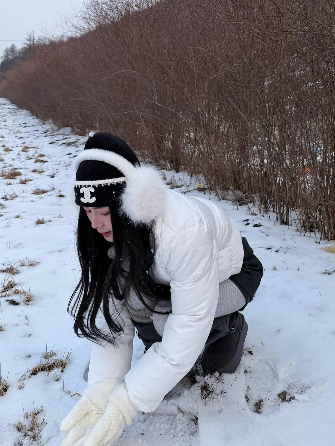 Dù nhan sắc của Quỳnh Alee rất cuốn hút, nhưng "thám tử mạng" lại nhanh chóng đổ dồn sự chú ý vào bức hình cô nàng đang ngồi xổm và chỉ tay vào dòng chữ được viết nắn nót trên mặt tuyết. (Ảnh: IGNV)